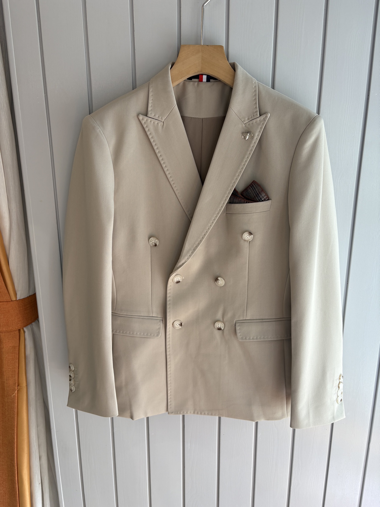 Hand-Sewn Summer Suits: Craftsmanship and Elegance for Gentlemen - 图片 1