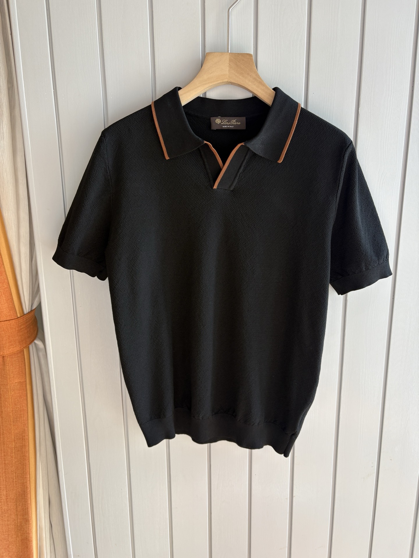 NO:430065,LP Home Time-consuming King' diamond jacquard design selects ultra-fine high-quality yarn with goat mulberry silk lapel short-sleeved men's collection 'Time-consuming King' round neck and elegant craftsmanship, which is high-end when touching the skin. Craftsmanship is ingenious and diamond hollow jacquard. The three-dimensional diamond jacquard that takes several months to carve, woven architectural aesthetic texture between warp and weft, and the light and shadow penetrates, showing low-key luxury. Selects ultra-fine high-quality yarn, blending the soft and glutinous skin-friendly of Inner Mongolia white velvet cashmere, and the smooth draping of mulberry silk, light as nothing but luxurious, and wearing it close to the body is like a cloud caress. Classic lattice lapel short-sleeved design Simple lapel outlines neat lines, short-sleeved cut adapts to multiple scenes - layered suits during business meetings show elegance, casual wear reveals gentleman's taste, and the collection style never fades. The ultimate quality of details is verified  Precision turning workers ensure that the seams are flat and the bone position is reinforced and not deformed. The neckline threads have been washed and tested, and they are still as crisp as new as they are worn for a long time. Every detail is a testimony of 'time-consuming'. Number M-3XL, loro piano, T-shirt, business suit, alexander wang19860909LP家耗时王”菱形提花设计甄选超细优质纱线含山羊桑蚕丝翻领短袖男士典藏款「耗时王」圆领奢雅工艺,触肤即高阶. 匠心底蕴菱形镂空提花 耗时数月雕琢的立体菱形提花,经纬间织就建筑美学肌理,光影穿透时显隐交错,举手投足尽展低调奢华. 甄选超细优质纱线,融合内蒙古白绒山羊绒的软糯亲肤,与桑蚕丝的柔滑垂坠,轻若无物却奢感天成,贴身穿着如云端轻抚. 经典型格翻领短袖设计 简约翻领勾勒利落线条,短袖剪裁适配多场景——商务会晤时叠搭西装显儒雅,休闲时光单穿流露绅士品味,典藏款型永不褪色. 细节至臻品质见证 精密车工确保接缝平整,骨位加固耐穿不变形；领口螺纹经水洗测试,久穿仍挺括如新,每一处细节皆为「耗时」证言. 码数M-3XL,,loro piana,T-shirt,business suit,alexander wang,Men's clothing