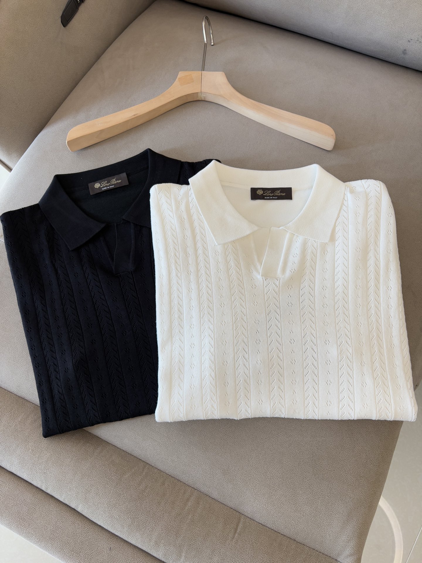 NO:458798,Time-consuming King' diamond jacquard design selects ultra-fine high-quality yarn lapel short-sleeved men's collection 'Time-consuming King' round neck and elegant craftsmanship, which is high-end when touching the skin. Craftsmanship and diamond hollow jacquard, three-dimensional diamond jacquard that takes several months to carve, woven architectural aesthetic texture between warp and weft, and the light and shadow penetrate, showing low-key luxury when light and shadow penetrate, and every move shows low-key luxury. Classic grid lapel short-sleeved design Simple lapel outlines neat lines, short-sleeved cut adapts to multiple scenes - layered suits during business meetings show elegance, casual wear reveals gentleman's taste, and the collection style never fades. The ultimate quality testimony of details Precision turning ensures that the seams are flat, the bone position is reinforced and durable without deformation; the neckline threads have been washed and tested, and they are still as crisp as new as they wear for a long time, and every detail is a testimony of 'time-consuming'. Code M-3XL001  020, T-shirt,business suit,alexander wang19860909耗时王”菱形提花设计甄选超细优质纱线翻领短袖男士典藏款「耗时王」圆领奢雅工艺,触肤即高阶. 匠心底蕴菱形镂空提花 耗时数月雕琢的立体菱形提花,经纬间织就建筑美学肌理,光影穿透时显隐交错,举手投足尽展低调奢华. 经典型格翻领短袖设计 简约翻领勾勒利落线条,短袖剪裁适配多场景——商务会晤时叠搭西装显儒雅,休闲时光单穿流露绅士品味,典藏款型永不褪色. 细节至臻品质见证 精密车工确保接缝平整,骨位加固耐穿不变形；领口螺纹经水洗测试,久穿仍挺括如新,每一处细节皆为「耗时」证言. 码数M-3XL001 020,,T-shirt,business suit,alexander wang,Men's clothing