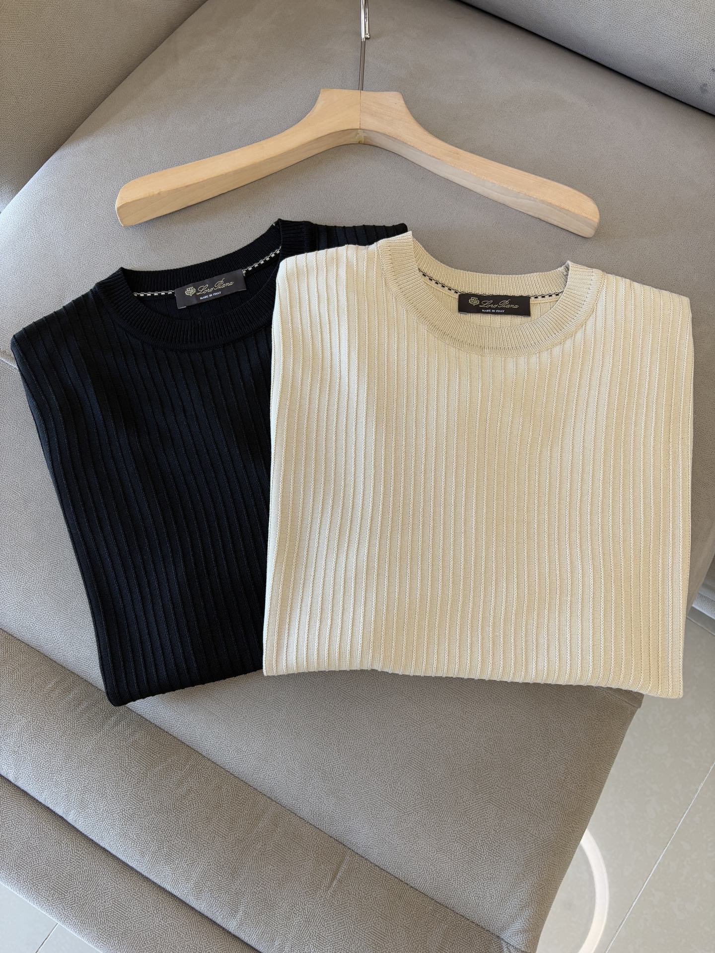 NO:425593,Time-consuming King' diamond jacquard design selects ultra-fine high-quality yarn lapel short-sleeved men's collection 'Time-consuming King' round neck and elegant craftsmanship, which is high-end when touching the skin. Craftsmanship and diamond hollow jacquard, three-dimensional diamond jacquard that takes several months to carve, woven architectural aesthetic texture between warp and weft, and the light and shadow penetrate, showing low-key luxury when light and shadow penetrate, and every move shows low-key luxury. Classic grid lapel short-sleeved design Simple lapel outlines neat lines, short-sleeved cut adapts to multiple scenes - layered suits during business meetings show elegance, casual wear reveals gentleman's taste, and the collection style never fades. The ultimate quality testimony of details Precision turning ensures that the seams are flat, the bone position is reinforced and durable without deformation; the neckline threads have been washed and tested, and they are still as crisp as new as they wear for a long time, and every detail is a testimony of 'time-consuming'. Code M-3XL001  020, T-shirt,business suit,alexander wang19860909耗时王”菱形提花设计甄选超细优质纱线翻领短袖男士典藏款「耗时王」圆领奢雅工艺,触肤即高阶. 匠心底蕴菱形镂空提花 耗时数月雕琢的立体菱形提花,经纬间织就建筑美学肌理,光影穿透时显隐交错,举手投足尽展低调奢华. 经典型格翻领短袖设计 简约翻领勾勒利落线条,短袖剪裁适配多场景——商务会晤时叠搭西装显儒雅,休闲时光单穿流露绅士品味,典藏款型永不褪色. 细节至臻品质见证 精密车工确保接缝平整,骨位加固耐穿不变形；领口螺纹经水洗测试,久穿仍挺括如新,每一处细节皆为「耗时」证言. 码数M-3XL001 020,,T-shirt,business suit,alexander wang,Men's clothing