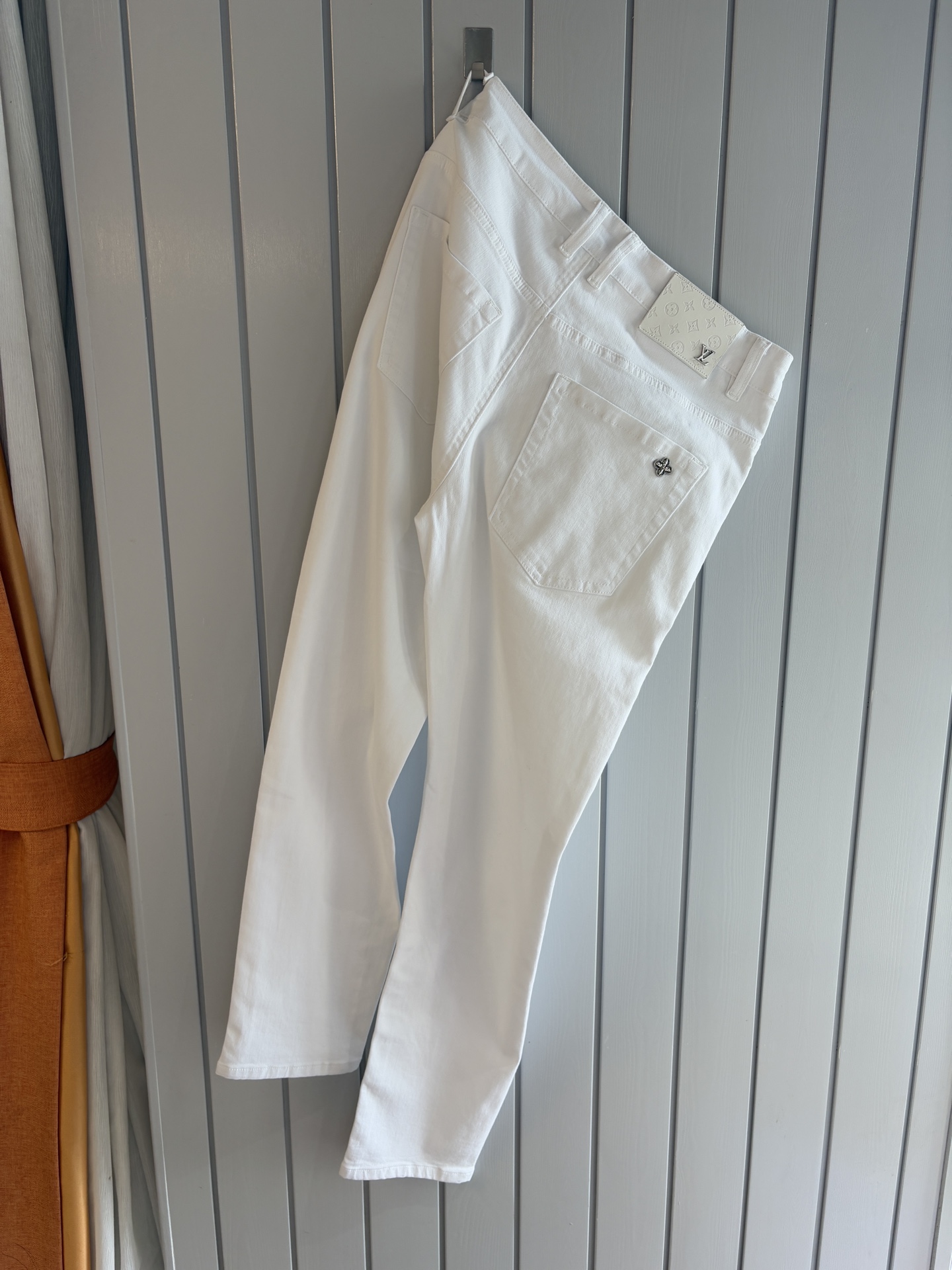 NO:427854,A super stylish jeans, customized original washing denim fabric, unique design, top-grade embroidery craft letter pattern logo, original hardware and auxiliary decoration, an extremely superior jeans, the materials and craftsmanship are extremely luxurious and exquisite, the grade is extremely high, the upper body is handsome and stylish, recommended, 005 yards 29-38 without 35; 37, jeans, alexander wang19860909超级有范儿的一款牛仔裤,定制原版水洗牛仔面料,独特设计,顶级刺绣工艺字母图案logo,原版五金辅料装饰,极为翘楚的一款牛仔裤,用料与工艺都极致奢华精湛,档次极高,上身帅气有型,推荐,005码数29-38没35；37,,jeans,alexander wang,Men's clothing