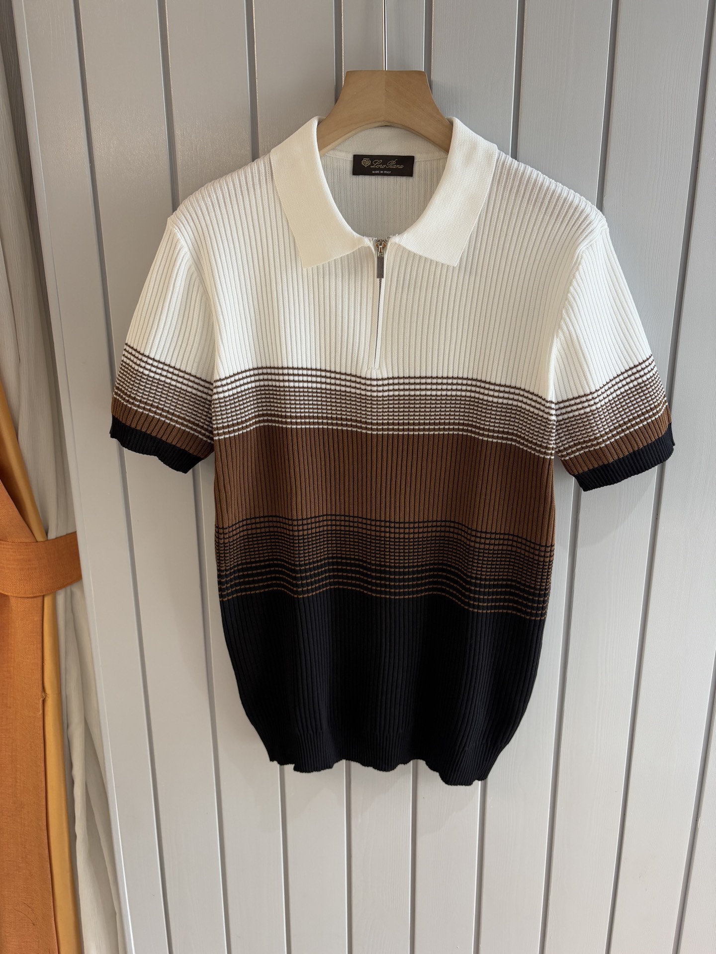 NO:461154,Time-consuming King' diamond jacquard design selects ultra-fine high-quality yarn lapel short-sleeved men's collection 'Time-consuming King' round neck and elegant craftsmanship, which is high-end when touching the skin. Craftsmanship and diamond hollow jacquard are carved with three-dimensional diamond jacquard that takes months to carve, woven architectural aesthetic texture between warp and weft, and the light and shadow penetrate, showing low-key luxury when light and shadow penetrate, and every move shows low-key luxury. Classic grid lapel short-sleeved design Simple lapel outlines neat lines, short-sleeved cut adapts to multiple scenes - layered suits during business meetings show elegance, casual wear reveals gentleman's taste, and the collection style never fades. The ultimate quality testimony of details Precision turning ensures that the seams are flat, the bone position is reinforced and durable without deformation; the neckline threads have been washed and tested, and they are still as crisp as new as they wear for a long time, and every detail is a testimony of 'time-consuming'. Code M-3XL001  020, T-shirt,business suit,alexander wang19860909耗时王”菱形提花设计甄选超细优质纱线翻领短袖男士典藏款「耗时王」圆领奢雅工艺,触肤即高阶. 匠心底蕴菱形镂空提花 耗时数月雕琢的立体菱形提花,经纬间织就建筑美学肌理,光影穿透时显隐交错,举手投足尽展低调奢华. 经典型格翻领短袖设计 简约翻领勾勒利落线条,短袖剪裁适配多场景——商务会晤时叠搭西装显儒雅,休闲时光单穿流露绅士品味,典藏款型永不褪色. 细节至臻品质见证 精密车工确保接缝平整,骨位加固耐穿不变形；领口螺纹经水洗测试,久穿仍挺括如新,每一处细节皆为「耗时」证言. 码数M-3XL001 020,,T-shirt,business suit,alexander wang,Men's clothing