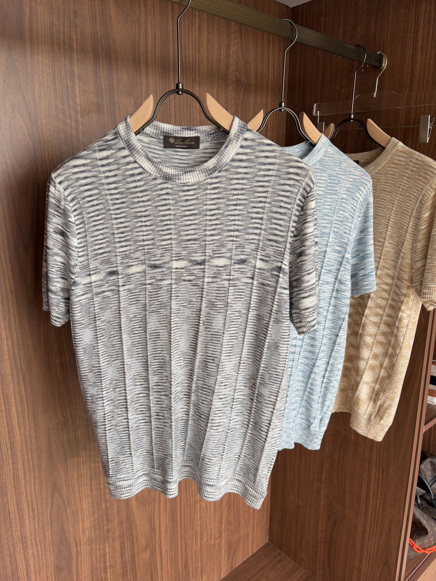 NO:427884,Time-consuming King' diamond jacquard design selects ultra-fine high-quality yarn lapel short-sleeved men's collection 'Time-consuming King' round neck and elegant craftsmanship, which is high-end when touching the skin. Craftsmanship and diamond hollow jacquard, three-dimensional diamond jacquard that takes several months to carve, woven architectural aesthetic texture between warp and weft, and the light and shadow penetrate, showing low-key luxury when light and shadow penetrate, and every move shows low-key luxury. Classic grid lapel short-sleeved design Simple lapel outlines neat lines, short-sleeved cut adapts to multiple scenes - layered suits during business meetings show elegance, casual wear reveals gentleman's taste, and the collection style never fades. The ultimate quality testimony of details Precision turning ensures that the seams are flat, the bone position is reinforced and durable without deformation; the neckline threads have been washed and tested, and they are still as crisp as new as they wear for a long time, and every detail is a testimony of 'time-consuming'. Code M-3XL001  020, T-shirt,business suit,alexander wang19860909耗时王”菱形提花设计甄选超细优质纱线翻领短袖男士典藏款「耗时王」圆领奢雅工艺,触肤即高阶. 匠心底蕴菱形镂空提花 耗时数月雕琢的立体菱形提花,经纬间织就建筑美学肌理,光影穿透时显隐交错,举手投足尽展低调奢华. 经典型格翻领短袖设计 简约翻领勾勒利落线条,短袖剪裁适配多场景——商务会晤时叠搭西装显儒雅,休闲时光单穿流露绅士品味,典藏款型永不褪色. 细节至臻品质见证 精密车工确保接缝平整,骨位加固耐穿不变形；领口螺纹经水洗测试,久穿仍挺括如新,每一处细节皆为「耗时」证言. 码数M-3XL001 020,,T-shirt,business suit,alexander wang,Men's clothing