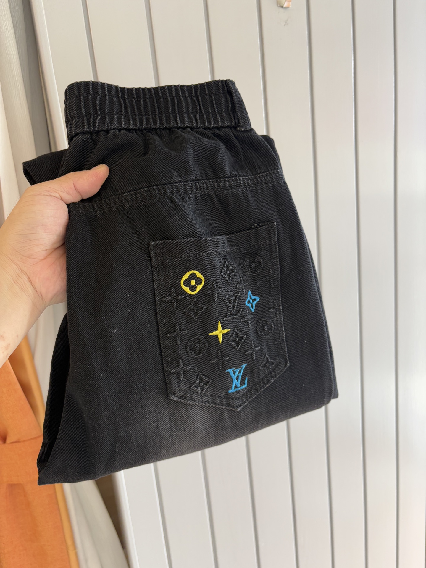 NO:475485,The perfect choice for the commuting style of Louis' super washing beef. In this tone, the almost perfect pair of beef. The soft and delicate fabric is the retro precipitation of washing water. The casual and comfortable feeling of pants. I really can't find any problem. The three-dimensional double-row pressing edges on the side perfectly elongates and modifyes the leg shape. The 360-degree interpretation of the nobleness of slack suddenly came up with a few words that suited this beef. I made a big move. I played a pig and ate a tiger. I didn't have any precipitation of the taste of the clothes and grasped the brand. I wouldn't understand the yearning for this beef. Recommended to match retro colors and simple and stylish styles to let this soul denim show the charm of matching. Size: 29-36 (no straight-leg pants),,louis vuitton,alexander wang19860909路易家超水洗牛通勤风尚的绝佳之选 在这个腔调里 近乎完美的一条牛 面料的柔软细腻 洗水的复古沉淀感 裤型的随性舒适感 真的挑不出一点点毛病  侧边的立体双排压边 完美拉长修饰腿型 360度诠释松弛的高贵感 突然想到几句很适合这条牛的话 四两拨千斤 扮猪吃老虎 没有点对衣服品味的沉淀和对品牌的拿捏 不会理解对这条牛的向往 推荐搭配复古色系和简单有型的款式 让这条灵魂牛仔发挥出搭配的魅力. 尺码:29-36（无弹直筒裤）,,louis vuitton,alexander wang,Men's clothing