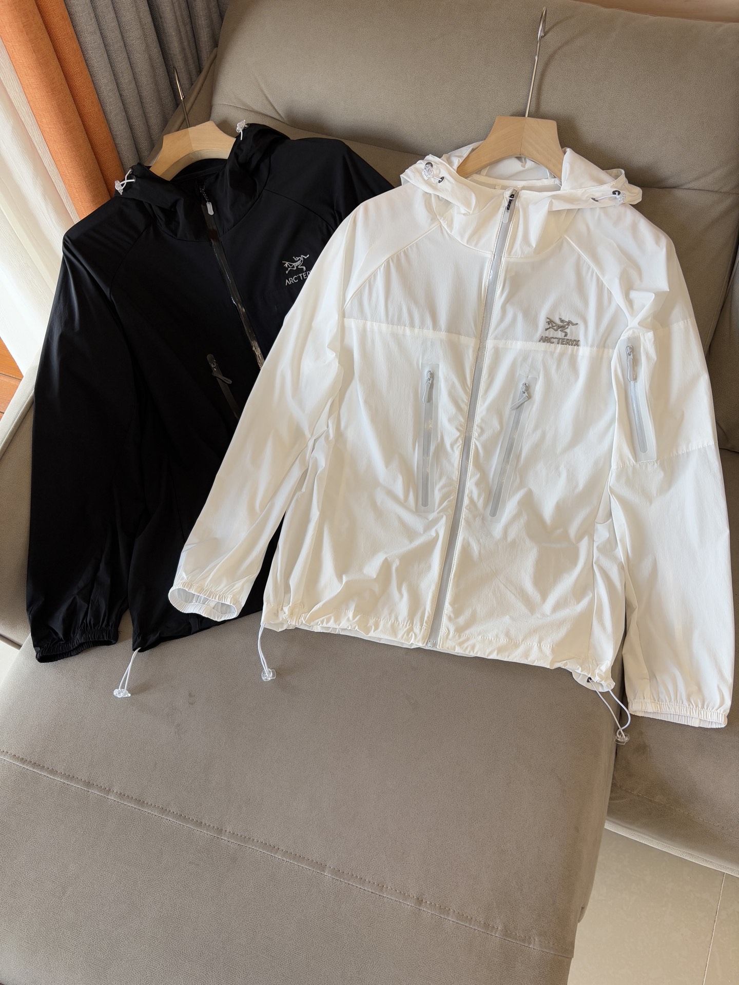 NO:516540,Archaeopteryx official website, the same sun protection and light wind shell sun protection clothing, worn during hot and changeable weather adventure activities. Squamish uses tyonotm 3.0 nylon highly windproof fabric. Although it is thin but very strong, it has an ultra-light minimalist structure model. Sun protection index 50+ certified model!  High-end quality is invincible!  Thin function small skin clothing sun protection clothing!  The same style of men and women can be matched with couple outfits!  L-3XL, arc'teryx,alexander wang19860909始祖鸟 官网同款防晒轻薄风壳防晒衣皮肤衣 炎热而多变的天气冒险活动时穿着.squamish连采用tyonotm 3.0 尼龙高度防风面料 虽轻薄但强度很大,具有超轻的极简结构款号 防晒指数50+认证款！高端品质无敌！ 机能薄型小皮肤衣防晒衣！ 男女同款可配情侣装！L-3XL,arc'teryx,alexander wang,Men's clothing