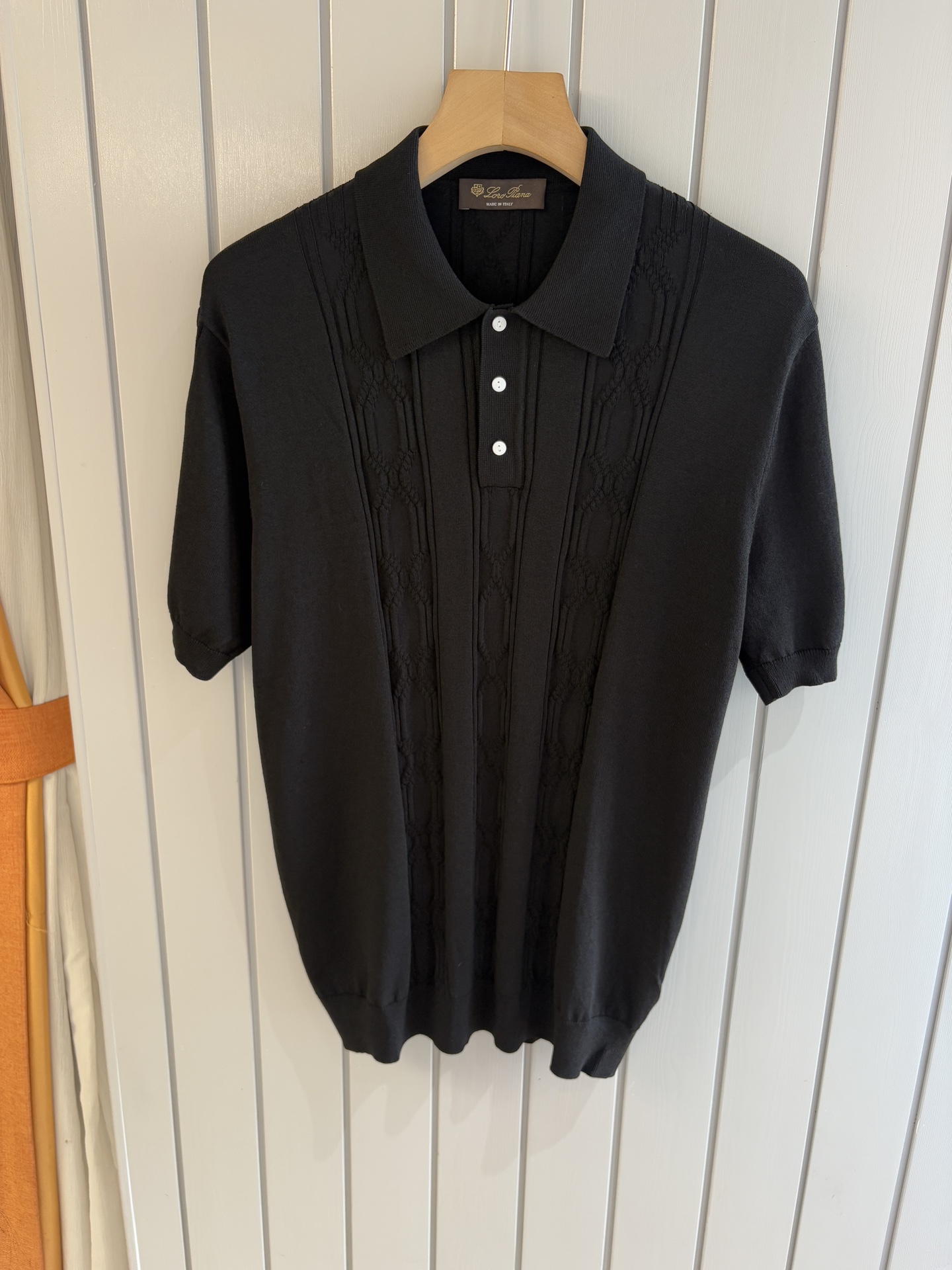 NO:430054,Time-consuming King' diamond jacquard design selects ultra-fine high-quality yarn lapel short-sleeved men's collection 'Time-consuming King' round neck and elegant craftsmanship, which is high-end when touching the skin. Craftsmanship and diamond hollow jacquard, three-dimensional diamond jacquard that takes several months to carve, woven architectural aesthetic texture between warp and weft, and the light and shadow penetrate, showing low-key luxury when light and shadow penetrate, and every move shows low-key luxury. Classic grid lapel short-sleeved design Simple lapel outlines neat lines, short-sleeved cut adapts to multiple scenes - layered suits during business meetings show elegance, casual wear reveals gentleman's taste, and the collection style never fades. The ultimate quality testimony of details Precision turning ensures that the seams are flat, the bone position is reinforced and durable without deformation; the neckline threads have been washed and tested, and they are still as crisp as new as they wear for a long time, and every detail is a testimony of 'time-consuming'. Code M-3XL001  020, T-shirt,business suit,alexander wang19860909耗时王”菱形提花设计甄选超细优质纱线翻领短袖男士典藏款「耗时王」圆领奢雅工艺,触肤即高阶. 匠心底蕴菱形镂空提花 耗时数月雕琢的立体菱形提花,经纬间织就建筑美学肌理,光影穿透时显隐交错,举手投足尽展低调奢华. 经典型格翻领短袖设计 简约翻领勾勒利落线条,短袖剪裁适配多场景——商务会晤时叠搭西装显儒雅,休闲时光单穿流露绅士品味,典藏款型永不褪色. 细节至臻品质见证 精密车工确保接缝平整,骨位加固耐穿不变形；领口螺纹经水洗测试,久穿仍挺括如新,每一处细节皆为「耗时」证言. 码数M-3XL001 020,,T-shirt,business suit,alexander wang,Men's clothing