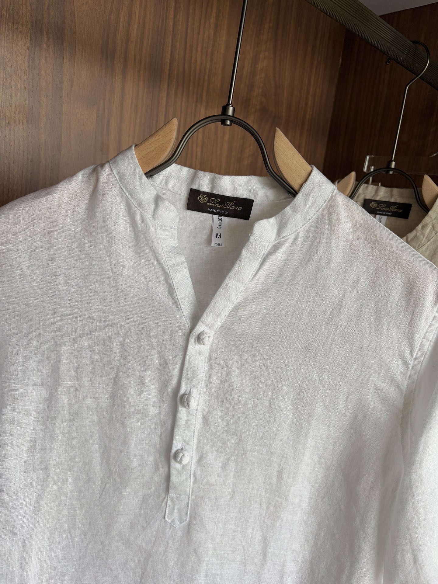 lP🆕20%亚麻男士短袖，男装界的天花板，这款翻领麻料衫短袖精准到每一针的细腻工艺，完全区别于普通面料裁