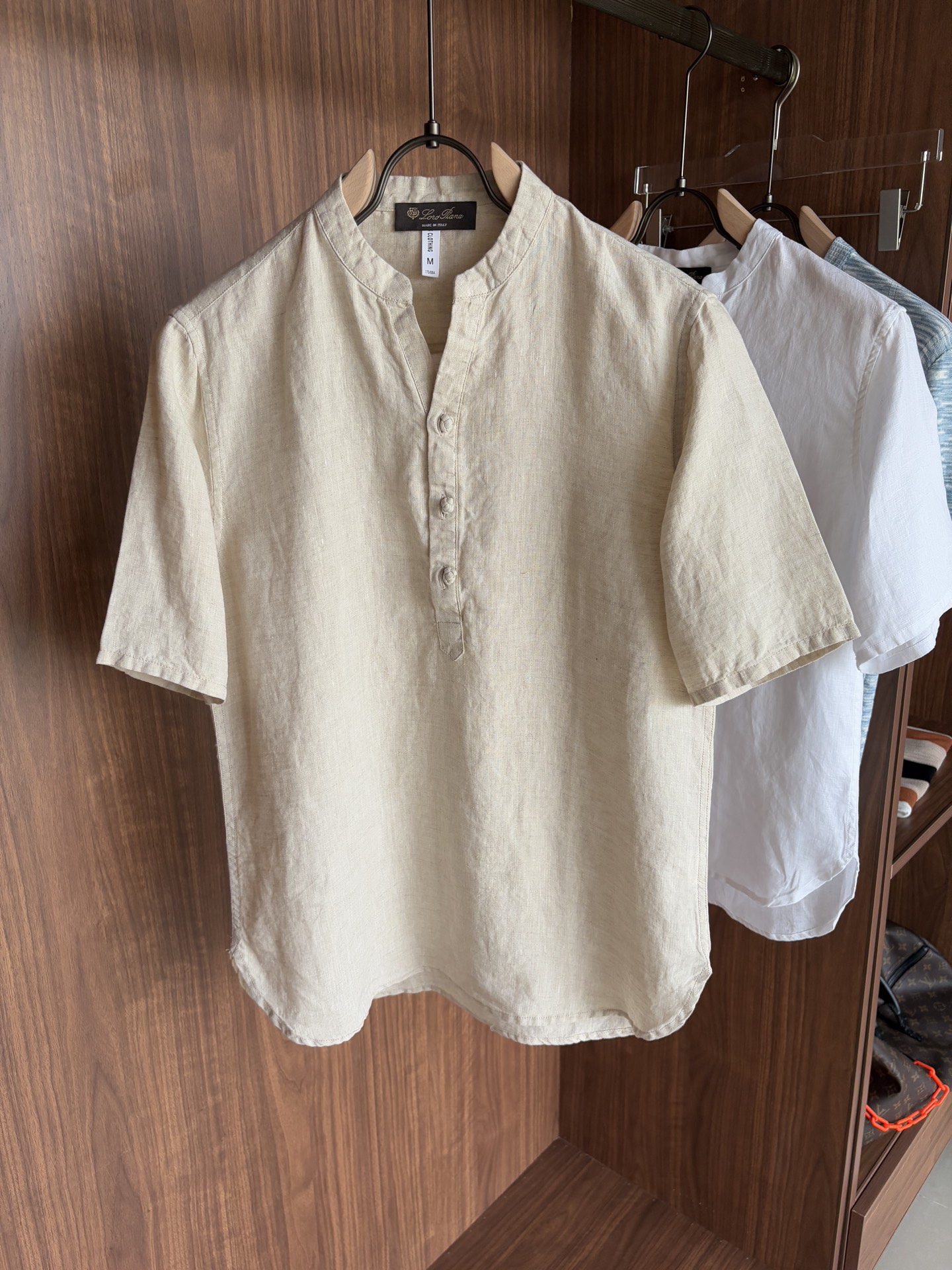 NO:454478,220L30 linen men's short sleeves, the ceiling of men's clothing industry, this lapel linen shirt has a delicate craftsmanship precision for each needle, completely different from ordinary fabric cutting. The lines are smooth, the style is crisp, perfectly modifying the body, and the classic lapel design is simple but not atmospheric. The texture is silky, close to the body, skin-friendly and breathable!  Whether it is daily going out or business leisure, you can easily control it, demonstrating the elegant temperament of a man!  Code number M-3XL (48-56), loro piana, T-shirt, alexander wang19860909220L30亚麻男士短袖,男装界的天花板,这款翻领麻料衫短袖精准到每一针的细腻工艺,完全区别于普通面料裁剪.线条流畅,版型挺括,完美修饰身形,经典翻领设计,简约而不失大气.质感丝滑,贴身亲肤透气！无论是日常出街还是商务休闲,都能轻松驾驭,彰显男士优雅气质！ 码数M-3XL（48-56）,,loro piana,T-shirt,alexander wang,Men's clothing