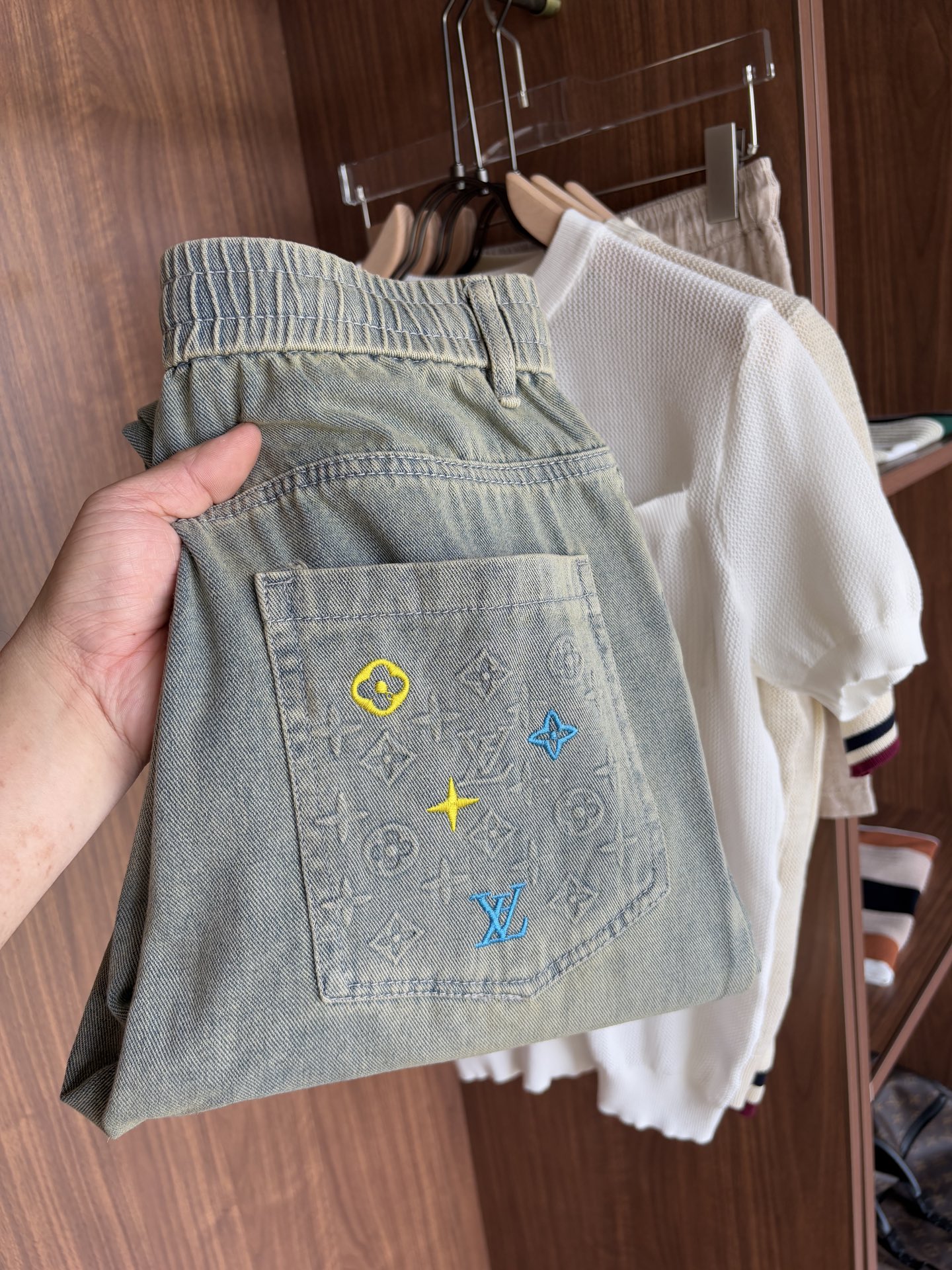 NO:437222,The perfect choice for the commuting style of Louis' super washing beef. In this tone, the almost perfect pair of beef. The soft and delicate fabric is the retro precipitation of washing water. The casual and comfortable feeling of pants. I really can't find any problem. The three-dimensional double-row pressing edges on the side perfectly elongates and modifyes the leg shape. The 360-degree interpretation of the nobleness of slack suddenly came up with a few words that suited this beef. I made a big move. I played a pig and ate a tiger. I didn't have any precipitation of the taste of the clothes and grasped the brand. I wouldn't understand the yearning for this beef. Recommended to match retro colors and simple and stylish styles to let this soul denim show the charm of matching. Size: 29-36 (no straight-leg pants),,louis vuitton,alexander wang19860909路易家超水洗牛通勤风尚的绝佳之选 在这个腔调里 近乎完美的一条牛 面料的柔软细腻 洗水的复古沉淀感 裤型的随性舒适感 真的挑不出一点点毛病  侧边的立体双排压边 完美拉长修饰腿型 360度诠释松弛的高贵感 突然想到几句很适合这条牛的话 四两拨千斤 扮猪吃老虎 没有点对衣服品味的沉淀和对品牌的拿捏 不会理解对这条牛的向往 推荐搭配复古色系和简单有型的款式 让这条灵魂牛仔发挥出搭配的魅力. 尺码:29-36（无弹直筒裤）,,louis vuitton,alexander wang,Men's clothing