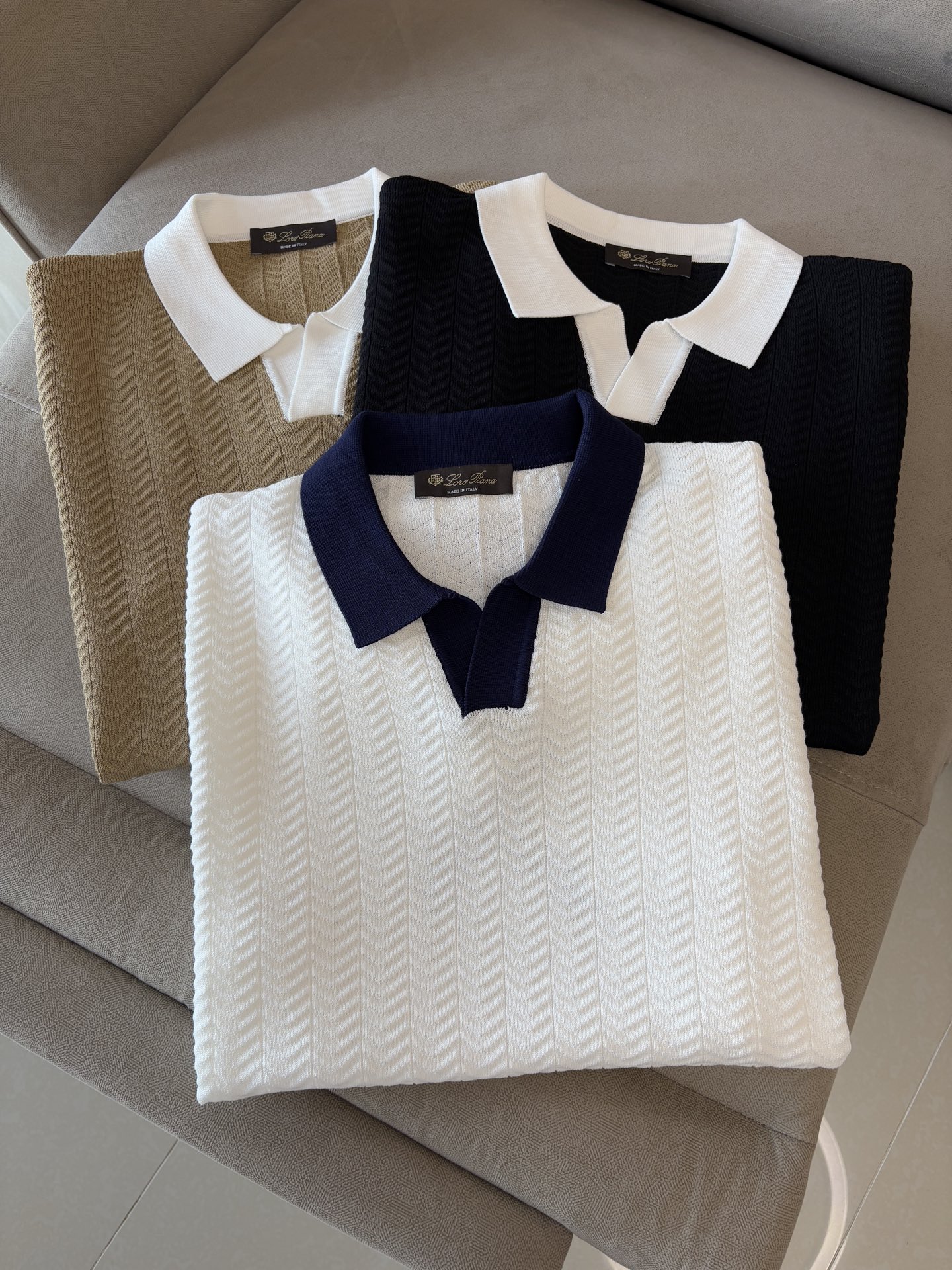 NO:746562,The 'Time-consuming King' diamond jacquard design selects ultra-fine high-quality yarns for the lapel short-sleeved men's collection. The 'Time-consuming King' round neck is a luxurious craftsmanship that touches the skin. The diamond-shaped hollow jacquard is made with ingenuity. The three-dimensional diamond-shaped jacquard that took several months to carve creates an architectural aesthetic texture between the warp and weft.  The simple lapel outlines neat lines, and the short-sleeved cut is suitable for many scenes - when layered with a suit in a business meeting, it looks elegant, or when worn alone in leisure time, it shows the gentleman's taste. The collection style will never fade. The details are testimony to the quality. Precision turning ensures that the seams are smooth, and the bone reinforcement is durable and not deformed; the collar thread has been washed and tested, and it still looks like new after long-term wear. Every detail is a testimony of 'time-consuming'. Size M-3XL001  020,,T-shirt,business suit,19860909耗时王”菱形提花设计甄选超细优质纱线翻领短袖男士典藏款「耗时王」圆领奢雅工艺,触肤即高阶. 匠心底蕴菱形镂空提花 耗时数月雕琢的立体菱形提花,经纬间织就建筑美学肌理,光影穿透时显隐交错,举手投足尽展低调奢华. 经典型格翻领短袖设计 简约翻领勾勒利落线条,短袖剪裁适配多场景——商务会晤时叠搭西装显儒雅,休闲时光单穿流露绅士品味,典藏款型永不褪色. 细节至臻品质见证 精密车工确保接缝平整,骨位加固耐穿不变形；领口螺纹经水洗测试,久穿仍挺括如新,每一处细节皆为「耗时」证言. 码数M-3XL001 020,,T-shirt,business suit,,Men's clothing