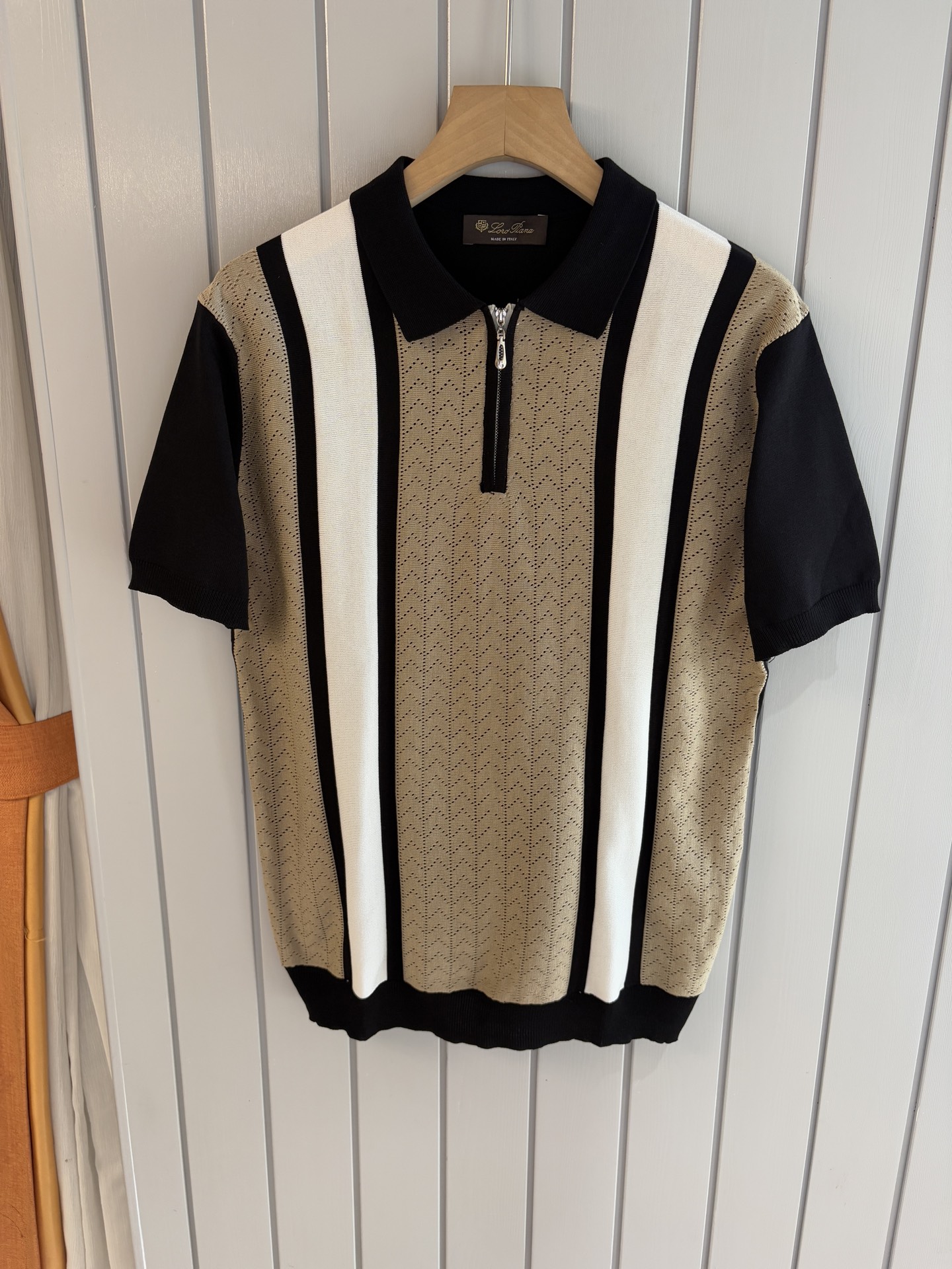 NO:458803,Time-consuming King' diamond jacquard design selects ultra-fine high-quality yarn lapel short-sleeved men's collection 'Time-consuming King' round neck and elegant craftsmanship, which is high-end when touching the skin. Craftsmanship and diamond hollow jacquard are carved with three-dimensional diamond jacquard that takes months to carve, woven architectural aesthetic texture between warp and weft, and the light and shadow penetrate, showing low-key luxury when light and shadow penetrate, and every move shows low-key luxury. Classic grid lapel short-sleeved design Simple lapel outlines neat lines, short-sleeved cut adapts to multiple scenes - layered suits during business meetings show elegance, casual wear reveals gentleman's taste, and the collection style never fades. The ultimate quality testimony of details Precision turning ensures that the seams are flat, the bone position is reinforced and durable without deformation; the neckline threads have been washed and tested, and they are still as crisp as new as they wear for a long time, and every detail is a testimony of 'time-consuming'. Code M-3XL001  020, T-shirt,business suit,alexander wang19860909耗时王”菱形提花设计甄选超细优质纱线翻领短袖男士典藏款「耗时王」圆领奢雅工艺,触肤即高阶. 匠心底蕴菱形镂空提花 耗时数月雕琢的立体菱形提花,经纬间织就建筑美学肌理,光影穿透时显隐交错,举手投足尽展低调奢华. 经典型格翻领短袖设计 简约翻领勾勒利落线条,短袖剪裁适配多场景——商务会晤时叠搭西装显儒雅,休闲时光单穿流露绅士品味,典藏款型永不褪色. 细节至臻品质见证 精密车工确保接缝平整,骨位加固耐穿不变形；领口螺纹经水洗测试,久穿仍挺括如新,每一处细节皆为「耗时」证言. 码数M-3XL001 020,,T-shirt,business suit,alexander wang,Men's clothing