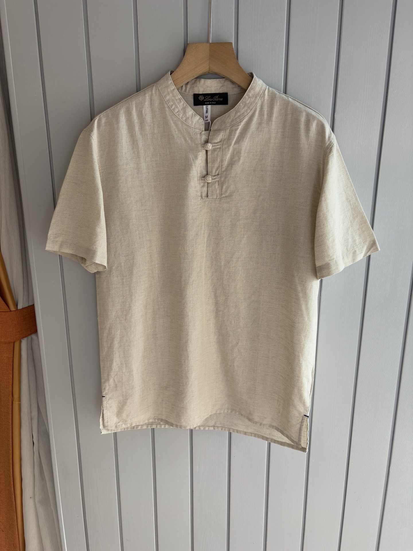 NO:481577,LP cotton and linen men's short sleeves, the ceiling of men's clothing industry, this lapel linen shirt has a delicate craftsmanship that is accurate to each needle, completely different from ordinary fabric cutting. The lines are smooth, the style is crisp, perfectly modifying the body, and the classic lapel design is simple but not atmospheric. The texture is silky, close to the body, skin-friendly and breathable!  Whether it is daily going out or business leisure, you can easily control it, demonstrating the elegant temperament of a man!  Code number M-3XL (48-56), loro piana, T-shirt, alexander wang19860909LP棉麻男士短袖,男装界的天花板,这款翻领麻料衫短袖精准到每一针的细腻工艺,完全区别于普通面料裁剪.线条流畅,版型挺括,完美修饰身形,经典翻领设计,简约而不失大气.质感丝滑,贴身亲肤透气！无论是日常出街还是商务休闲,都能轻松驾驭,彰显男士优雅气质！ 码数M-3XL（48-56）,,loro piana,T-shirt,alexander wang,Men's clothing