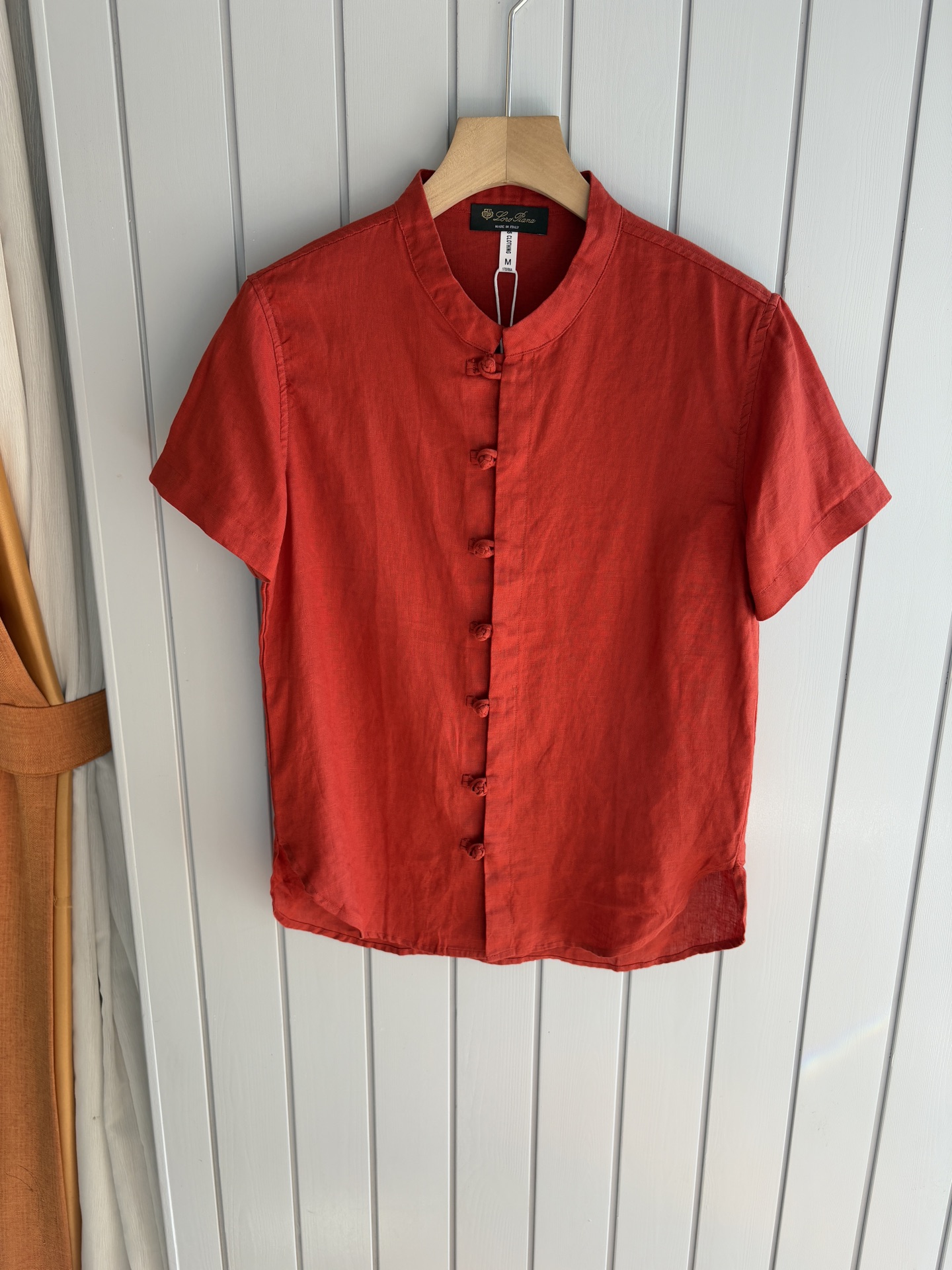 NO:481570,220L30 linen men's short sleeves, the ceiling of men's clothing industry, this lapel linen shirt has a delicate craftsmanship precision for each needle, completely different from ordinary fabric cutting. The lines are smooth, the style is crisp, perfectly modifying the body, and the classic lapel design is simple but not atmospheric. The texture is silky, close to the body, skin-friendly and breathable!  Whether it is daily going out or business leisure, you can easily control it, demonstrating the elegant temperament of a man!  Code number M-3XL (48-56), loro piana, T-shirt, alexander wang19860909220L30亚麻男士短袖,男装界的天花板,这款翻领麻料衫短袖精准到每一针的细腻工艺,完全区别于普通面料裁剪.线条流畅,版型挺括,完美修饰身形,经典翻领设计,简约而不失大气.质感丝滑,贴身亲肤透气！无论是日常出街还是商务休闲,都能轻松驾驭,彰显男士优雅气质！ 码数M-3XL（48-56）,,loro piana,T-shirt,alexander wang,Men's clothing