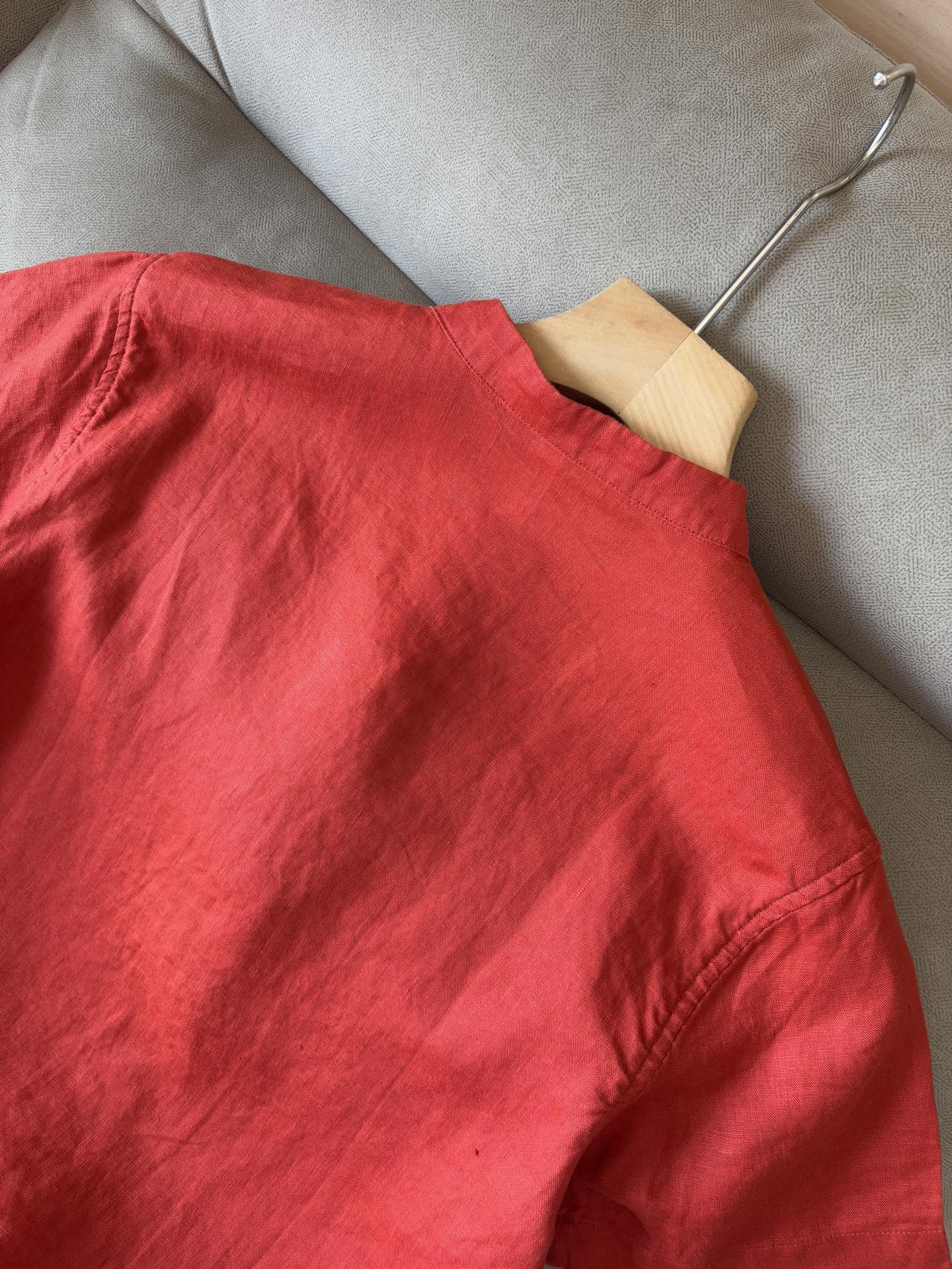 lP🆕20%亚麻男士短袖，男装界的天花板，这款翻领麻料衫短袖精准到每一针的细腻工艺，完全区别于普通面料裁