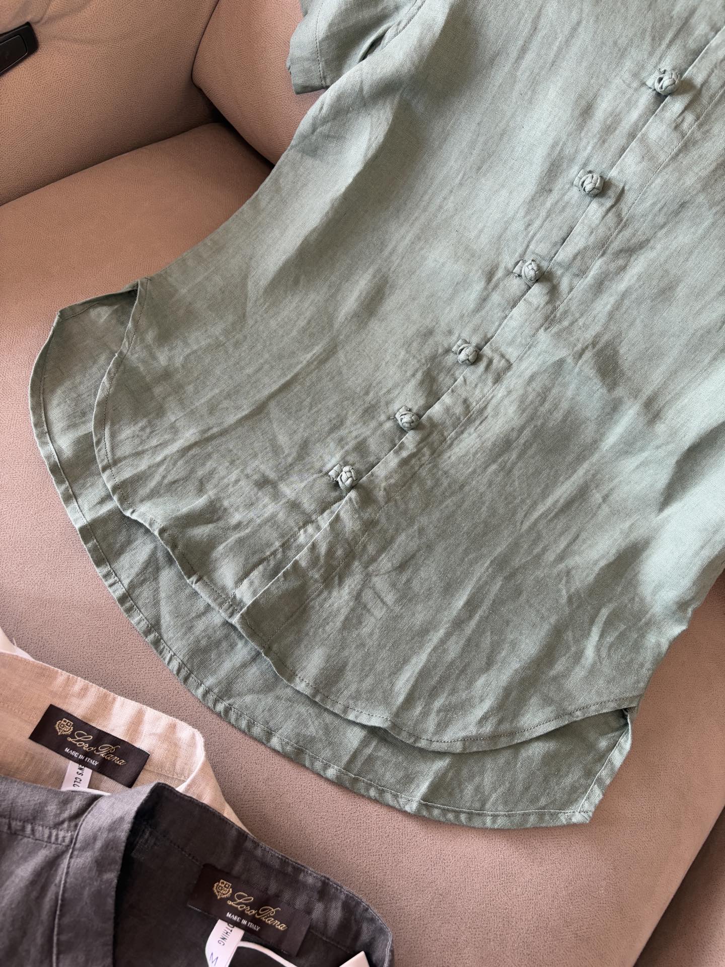 lP🆕20%亚麻男士短袖，男装界的天花板，这款翻领麻料衫短袖精准到每一针的细腻工艺，完全区别于普通面料裁