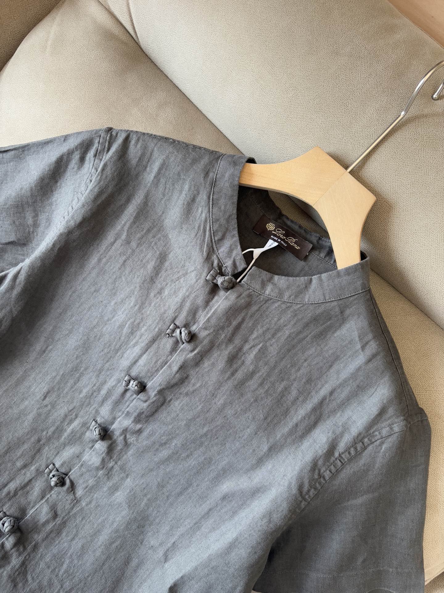 lP🆕20%亚麻男士短袖，男装界的天花板，这款翻领麻料衫短袖精准到每一针的细腻工艺，完全区别于普通面料裁