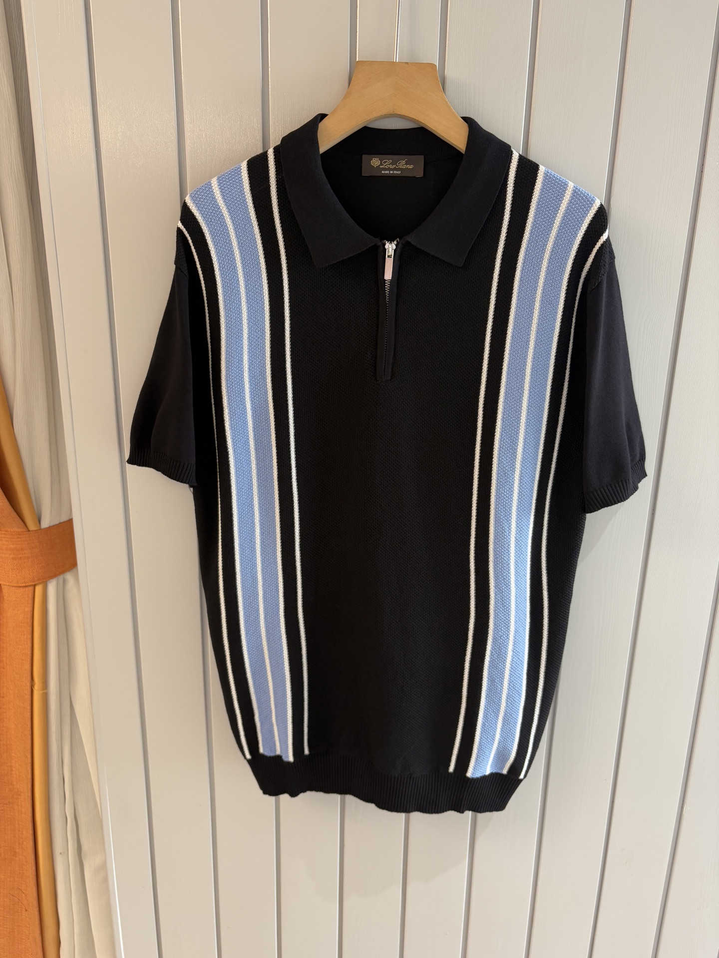 NO:481680,Time-consuming King' diamond jacquard design selects ultra-fine high-quality yarn lapel short-sleeved men's collection 'Time-consuming King' round neck and elegant craftsmanship, which is high-end when touching the skin. Craftsmanship and diamond hollow jacquard are carved with three-dimensional diamond jacquard that takes months to carve, woven architectural aesthetic texture between warp and weft, and the light and shadow penetrate, showing low-key luxury when light and shadow penetrate, and every move shows low-key luxury. Classic grid lapel short-sleeved design Simple lapel outlines neat lines, short-sleeved cut adapts to multiple scenes - layered suits during business meetings show elegance, casual wear reveals gentleman's taste, and the collection style never fades. The ultimate quality testimony of details Precision turning ensures that the seams are flat, the bone position is reinforced and durable without deformation; the neckline threads have been washed and tested, and they are still as crisp as new as they wear for a long time, and every detail is a testimony of 'time-consuming'. Code M-3XL001  020, T-shirt,business suit,alexander wang19860909耗时王”菱形提花设计甄选超细优质纱线翻领短袖男士典藏款「耗时王」圆领奢雅工艺,触肤即高阶. 匠心底蕴菱形镂空提花 耗时数月雕琢的立体菱形提花,经纬间织就建筑美学肌理,光影穿透时显隐交错,举手投足尽展低调奢华. 经典型格翻领短袖设计 简约翻领勾勒利落线条,短袖剪裁适配多场景——商务会晤时叠搭西装显儒雅,休闲时光单穿流露绅士品味,典藏款型永不褪色. 细节至臻品质见证 精密车工确保接缝平整,骨位加固耐穿不变形；领口螺纹经水洗测试,久穿仍挺括如新,每一处细节皆为「耗时」证言. 码数M-3XL001 020,,T-shirt,business suit,alexander wang,Men's clothing