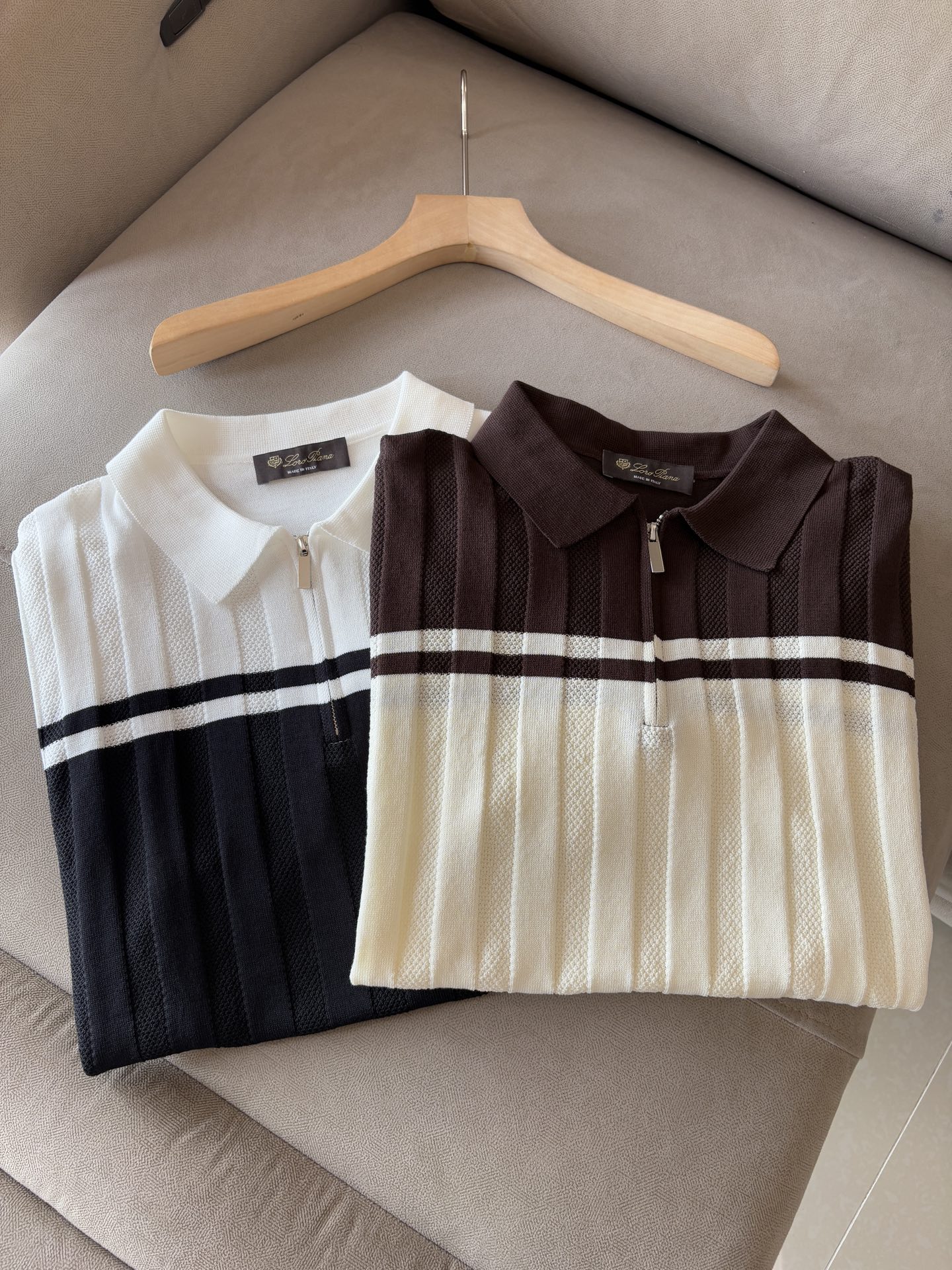 NO:447461,Time-consuming King' diamond jacquard design selects ultra-fine high-quality yarn lapel short-sleeved men's collection 'Time-consuming King' round neck and elegant craftsmanship, which is high-end when touching the skin. Craftsmanship and diamond hollow jacquard, three-dimensional diamond jacquard that takes several months to carve, woven architectural aesthetic texture between warp and weft, and the light and shadow penetrate, showing low-key luxury when light and shadow penetrate, and every move shows low-key luxury. Classic grid lapel short-sleeved design Simple lapel outlines neat lines, short-sleeved cut adapts to multiple scenes - layered suits during business meetings show elegance, casual wear reveals gentleman's taste, and the collection style never fades. The ultimate quality testimony of details Precision turning ensures that the seams are flat, the bone position is reinforced and durable without deformation; the neckline threads have been washed and tested, and they are still as crisp as new as they wear for a long time, and every detail is a testimony of 'time-consuming'. Code M-3XL001  020, T-shirt,business suit,alexander wang19860909耗时王”菱形提花设计甄选超细优质纱线翻领短袖男士典藏款「耗时王」圆领奢雅工艺,触肤即高阶. 匠心底蕴菱形镂空提花 耗时数月雕琢的立体菱形提花,经纬间织就建筑美学肌理,光影穿透时显隐交错,举手投足尽展低调奢华. 经典型格翻领短袖设计 简约翻领勾勒利落线条,短袖剪裁适配多场景——商务会晤时叠搭西装显儒雅,休闲时光单穿流露绅士品味,典藏款型永不褪色. 细节至臻品质见证 精密车工确保接缝平整,骨位加固耐穿不变形；领口螺纹经水洗测试,久穿仍挺括如新,每一处细节皆为「耗时」证言. 码数M-3XL001 020,,T-shirt,business suit,alexander wang,Men's clothing