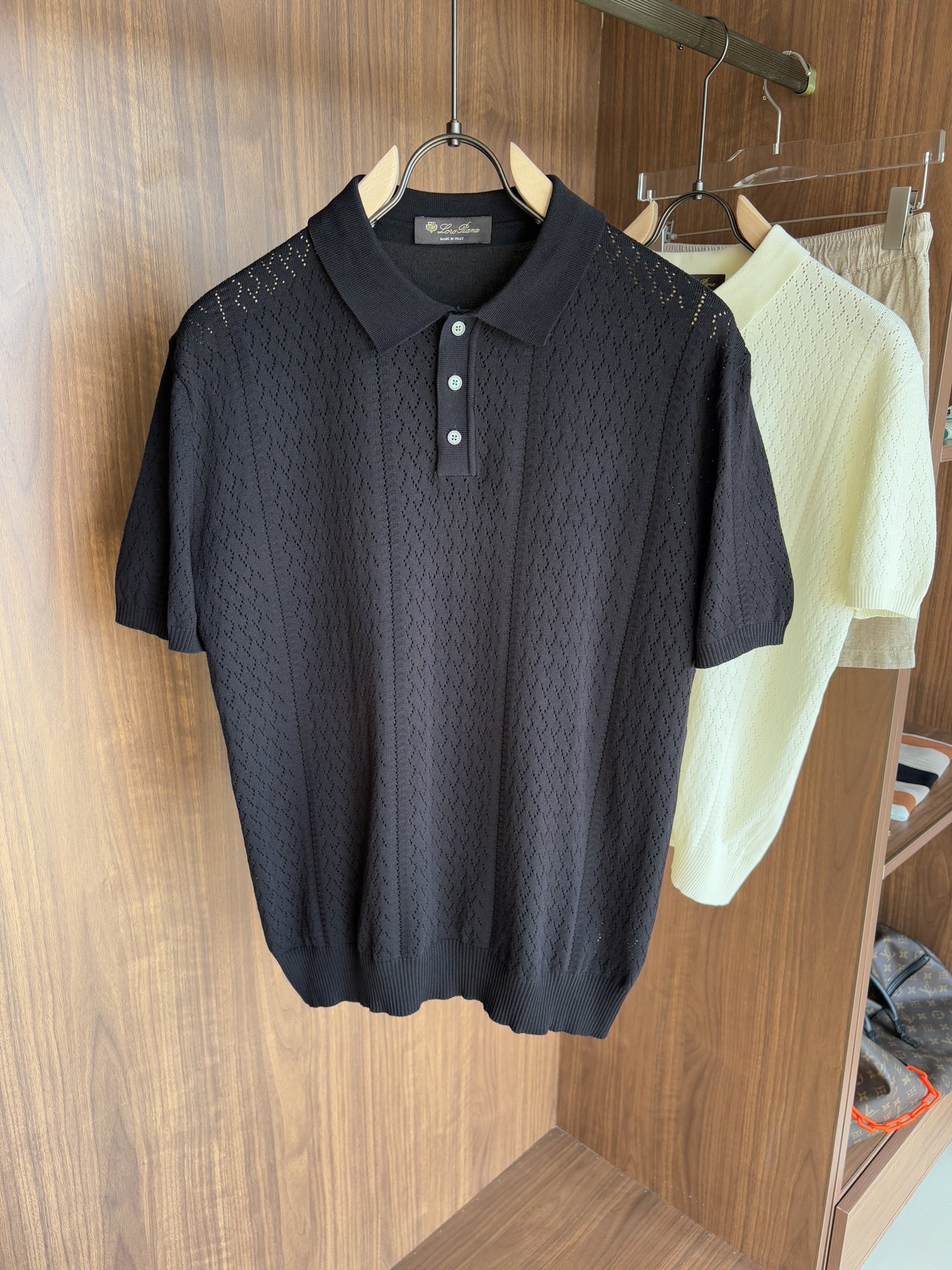 NO:472399,Time-consuming King' diamond jacquard design selects ultra-fine high-quality yarn lapel short-sleeved men's collection 'Time-consuming King' round neck and elegant craftsmanship, which is high-end when touching the skin. Craftsmanship and diamond hollow jacquard are carved with three-dimensional diamond jacquard that takes months to carve, woven architectural aesthetic texture between warp and weft, and the light and shadow penetrate, showing low-key luxury when light and shadow penetrate, and every move shows low-key luxury. Classic grid lapel short-sleeved design Simple lapel outlines neat lines, short-sleeved cut adapts to multiple scenes - layered suits during business meetings show elegance, casual wear reveals gentleman's taste, and the collection style never fades. The ultimate quality testimony of details Precision turning ensures that the seams are flat, the bone position is reinforced and durable without deformation; the neckline threads have been washed and tested, and they are still as crisp as new as they wear for a long time, and every detail is a testimony of 'time-consuming'. Code M-3XL001  020, T-shirt,business suit,alexander wang19860909耗时王”菱形提花设计甄选超细优质纱线翻领短袖男士典藏款「耗时王」圆领奢雅工艺,触肤即高阶. 匠心底蕴菱形镂空提花 耗时数月雕琢的立体菱形提花,经纬间织就建筑美学肌理,光影穿透时显隐交错,举手投足尽展低调奢华. 经典型格翻领短袖设计 简约翻领勾勒利落线条,短袖剪裁适配多场景——商务会晤时叠搭西装显儒雅,休闲时光单穿流露绅士品味,典藏款型永不褪色. 细节至臻品质见证 精密车工确保接缝平整,骨位加固耐穿不变形；领口螺纹经水洗测试,久穿仍挺括如新,每一处细节皆为「耗时」证言. 码数M-3XL001 020,,T-shirt,business suit,alexander wang,Men's clothing