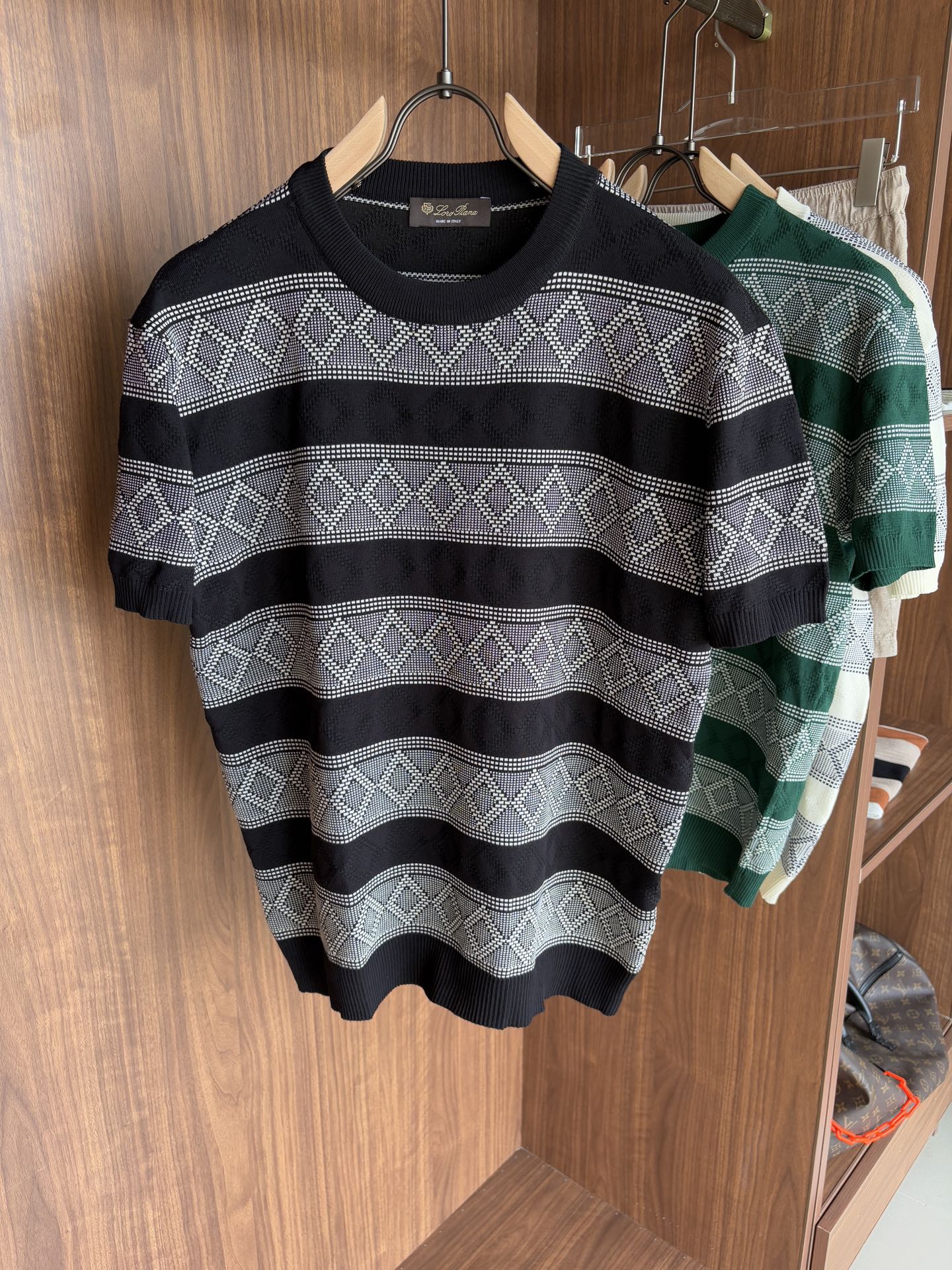 NO:475560,Time-consuming King' diamond jacquard design selects ultra-fine high-quality yarn lapel short-sleeved men's collection 'Time-consuming King' round neck and elegant craftsmanship, which is high-end when touching the skin. Craftsmanship and diamond hollow jacquard, three-dimensional diamond jacquard that takes several months to carve, woven architectural aesthetic texture between warp and weft, and the light and shadow penetrate, showing low-key luxury when light and shadow penetrate, and every move shows low-key luxury. Classic grid lapel short-sleeved design Simple lapel outlines neat lines, short-sleeved cut adapts to multiple scenes - layered suits during business meetings show elegance, casual wear reveals gentleman's taste, and the collection style never fades. The ultimate quality testimony of details Precision turning ensures that the seams are flat, the bone position is reinforced and durable without deformation; the neckline threads have been washed and tested, and they are still as crisp as new as they wear for a long time, and every detail is a testimony of 'time-consuming'. Code M-3XL001  020, T-shirt,business suit,alexander wang19860909耗时王”菱形提花设计甄选超细优质纱线翻领短袖男士典藏款「耗时王」圆领奢雅工艺,触肤即高阶. 匠心底蕴菱形镂空提花 耗时数月雕琢的立体菱形提花,经纬间织就建筑美学肌理,光影穿透时显隐交错,举手投足尽展低调奢华. 经典型格翻领短袖设计 简约翻领勾勒利落线条,短袖剪裁适配多场景——商务会晤时叠搭西装显儒雅,休闲时光单穿流露绅士品味,典藏款型永不褪色. 细节至臻品质见证 精密车工确保接缝平整,骨位加固耐穿不变形；领口螺纹经水洗测试,久穿仍挺括如新,每一处细节皆为「耗时」证言. 码数M-3XL001 020,,T-shirt,business suit,alexander wang,Men's clothing