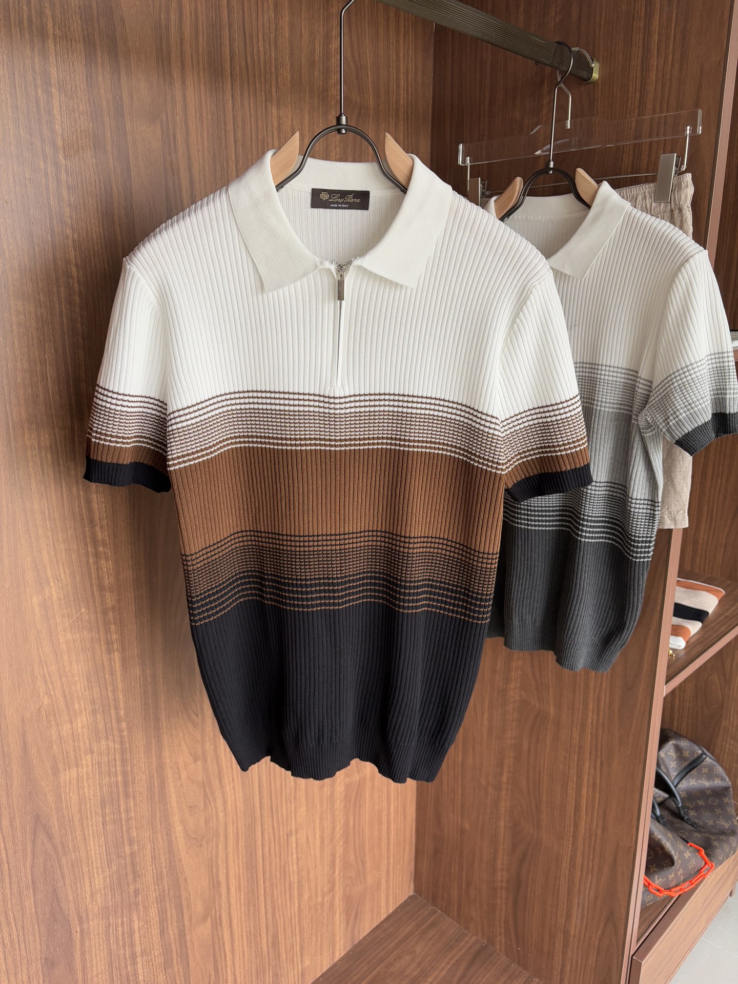 NO:478324,Time-consuming King' diamond jacquard design selects ultra-fine high-quality yarn lapel short-sleeved men's collection 'Time-consuming King' round neck and elegant craftsmanship, which is high-end when touching the skin. Craftsmanship and diamond hollow jacquard are carved with three-dimensional diamond jacquard that takes months to carve, woven architectural aesthetic texture between warp and weft, and the light and shadow penetrate, showing low-key luxury when light and shadow penetrate, and every move shows low-key luxury. Classic grid lapel short-sleeved design Simple lapel outlines neat lines, short-sleeved cut adapts to multiple scenes - layered suits during business meetings show elegance, casual wear reveals gentleman's taste, and the collection style never fades. The ultimate quality testimony of details Precision turning ensures that the seams are flat, the bone position is reinforced and durable without deformation; the neckline threads have been washed and tested, and they are still as crisp as new as they wear for a long time, and every detail is a testimony of 'time-consuming'. Code M-3XL001  020, T-shirt,business suit,alexander wang19860909耗时王”菱形提花设计甄选超细优质纱线翻领短袖男士典藏款「耗时王」圆领奢雅工艺,触肤即高阶. 匠心底蕴菱形镂空提花 耗时数月雕琢的立体菱形提花,经纬间织就建筑美学肌理,光影穿透时显隐交错,举手投足尽展低调奢华. 经典型格翻领短袖设计 简约翻领勾勒利落线条,短袖剪裁适配多场景——商务会晤时叠搭西装显儒雅,休闲时光单穿流露绅士品味,典藏款型永不褪色. 细节至臻品质见证 精密车工确保接缝平整,骨位加固耐穿不变形；领口螺纹经水洗测试,久穿仍挺括如新,每一处细节皆为「耗时」证言. 码数M-3XL001 020,,T-shirt,business suit,alexander wang,Men's clothing