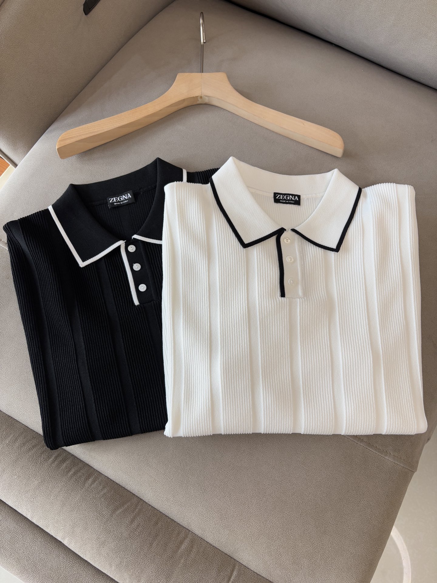 NO:481597,Z Family Time-consuming King' diamond jacquard design selects ultra-fine high-quality yarn with goat mulberry silk lapel short-sleeved men's collection 'Time-consuming King' round neck and elegant craftsmanship, which is high-end when touching the skin. Craftsmanship is ingenious and has a three-dimensional diamond jacquard that takes several months to carve. The architectural aesthetic texture is weaved between warp and weft. The light and shadow penetrate, and the gestures show low-key luxury. The ultra-fine high-quality yarn is selected, integrating the soft and glutinous skin-friendly of Inner Mongolia white velvet cashmere, and the smooth draping of mulberry silk is light and as light as nothing but luxurious. It is wearing it close to the body like a cloud. Classic lattice lapel short-sleeved design Simple lapel outlines neat lines, short-sleeved cut is suitable for many scenes - layered suits during business meetings show elegance, casual wear reveals gentleman's taste, and the collection style never fades. The ultimate quality of details is verified  Precision turning workers ensure that the seams are flat and the bone position is reinforced and durable without deformation; the neckline threads have been washed and tested, and they are still as crisp as new as they are worn for a long time, and every detail is a testimony of 'time-consuming'. Number M-3XL, T-shirt, business suit, alexander wang19860909Z家耗时王”菱形提花设计甄选超细优质纱线含山羊桑蚕丝翻领短袖男士典藏款「耗时王」圆领奢雅工艺,触肤即高阶. 匠心底蕴菱形镂空提花 耗时数月雕琢的立体菱形提花,经纬间织就建筑美学肌理,光影穿透时显隐交错,举手投足尽展低调奢华. 甄选超细优质纱线,融合内蒙古白绒山羊绒的软糯亲肤,与桑蚕丝的柔滑垂坠,轻若无物却奢感天成,贴身穿着如云端轻抚. 经典型格翻领短袖设计 简约翻领勾勒利落线条,短袖剪裁适配多场景——商务会晤时叠搭西装显儒雅,休闲时光单穿流露绅士品味,典藏款型永不褪色. 细节至臻品质见证 精密车工确保接缝平整,骨位加固耐穿不变形；领口螺纹经水洗测试,久穿仍挺括如新,每一处细节皆为「耗时」证言. 码数M-3XL,,T-shirt,business suit,alexander wang,Men's clothing