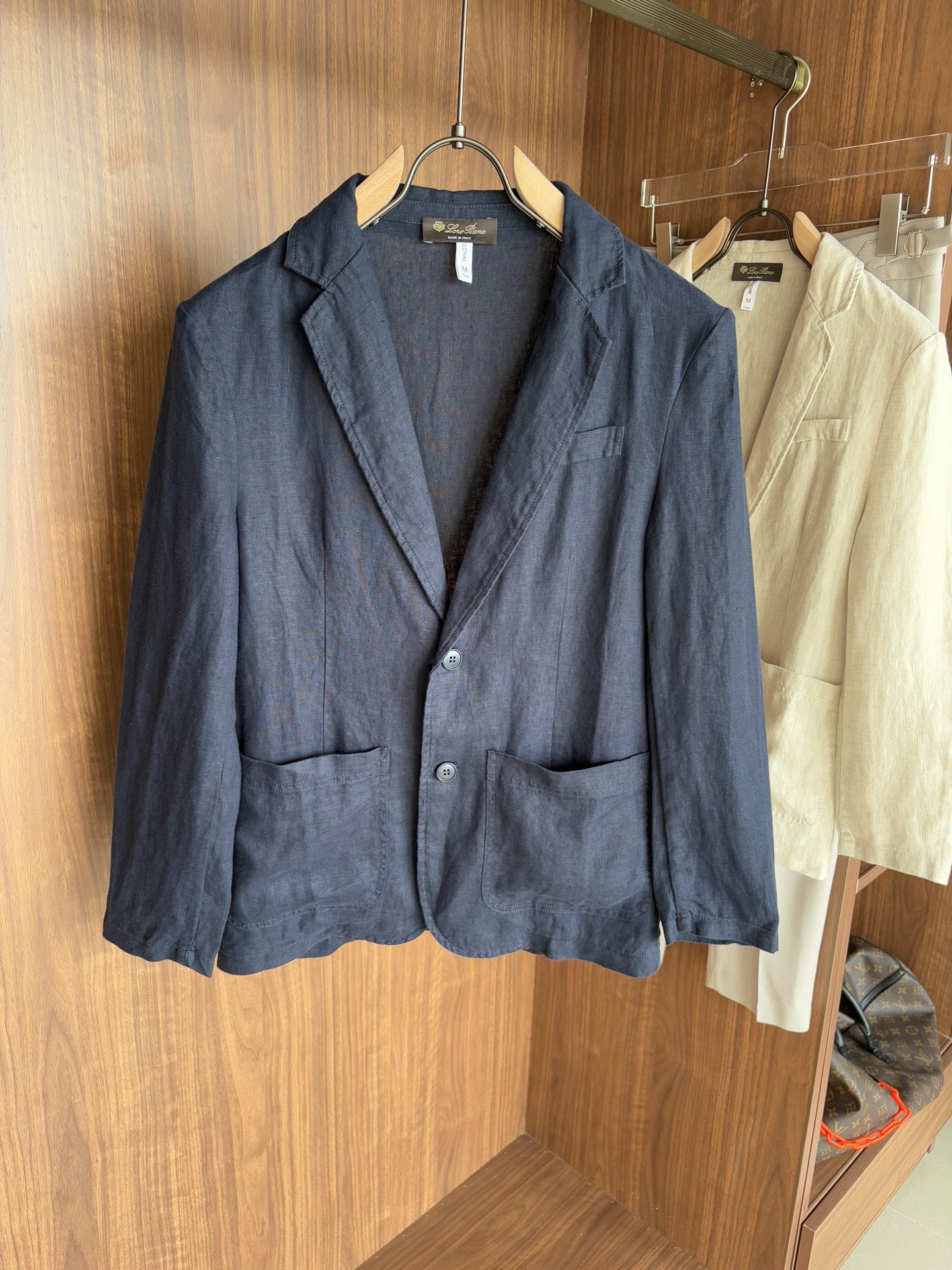 NO:470291,The top luxury imported linen fabric is the old-fashioned style, the two-pin buckle slant linen, the top luxury choice is the top luxury! Solbiati linen suit, interpreting the charm of retro gentlemen. When the legend of century-old fabric encounters classic tailoring, a suit that can interpret the excellent taste and style of men came into being. This flat-lucked two-pin slant linen suit made of imported fabric of 'Mark King' Solbiati is a masterpiece of interweaving elegance and retro, and will start a journey of exquisite outfits for you.  The use of imported linen fabrics shows the top texture. It is known as the 'King of Ma' and has a long history of more than a hundred years. Its strict control of linen raw materials and exquisite textile craftsmanship give the fabric an unparalleled quality. The 30-piece fineness makes the fabric delicate and tough. The 138 grams weight is moderate, which not only ensures a crisp and stylish dressing effect, but also has good breathability and comfort. The natural texture and color of linen demonstrates a unique natural beauty. Every time it is worn, it seems to be intimate contact with nature. In the hot summer, it can quickly take away the heat on the body surface and keep it refreshing; in other seasons, its warmth can bring just the right warmth, truly achieving a dressing experience that is suitable for all seasons.  Retro old Qian style elements are unique. The retro old Qian style design is inspired by classics and incorporates the understanding of modern fashion, making the suit exude a time-honored charm. The flat collar design is simple and elegant, classic and versatile, and can cleverly modify the face and neck lines, showing the ability and confidence of a man. The two-bar design not only conforms to the specifications of traditional suits, but also adds a bit of neatness. When worn, you can open and close freely according to the occasion to create different styles. The details of the oblique lining not only enhances the three-dimensionality and support of the suit, making the overall shape more crisp, but also effectively prevents the suit from deforming and extends the service life. M-4XL, loro piano, business suit, alexander wang19860909LP麻王”之称顶奢进口亚麻面料复古老钱风款式平驳领两粒扣斜插衬单西顶奢之选！Solbiati亚麻西装,演绎复古绅士魅力 当百年面料传奇邂逅经典剪裁,一款能诠释男士卓越品味与格调的西装应运而生.这款以“麻王”Solbiati进口面料打造的平驳领两粒扣斜插衬单西装,是优雅与复古交织的杰作,将为你开启一段精致的穿搭之旅. 选用进口亚麻面料,尽显顶级质感.素有“麻王”之称,拥有超过百年的悠久历史.其对亚麻原料的严格把控与精湛的纺织工艺,赋予了面料无与伦比的品质.30支的精细度,让面料质感细腻且富有韧性,138克的克重适中,既保证了挺括有型的穿着效果,又具备良好的透气性和舒适性.亚麻天然的纹理与色泽,彰显着独特的自然美感,每一次穿着都仿佛是与大自然的亲密接触.在炎炎夏日,它能迅速带走体表热量,保持清爽；而在其他季节,其保暖性又能带来恰到好处的温暖,真正实现四季皆宜的穿搭体验. 复古老钱风元素,别具韵味.复古的老钱风设计灵感源自经典,又融入了现代时尚的理解,让西装散发着历久弥新的魅力.平驳领设计简洁大方,经典且百搭,能够巧妙修饰脸型与颈部线条,展现出男士的干练与自信.两粒扣的设计既符合传统西装的规范,又增添了几分利落感,穿着时可根据场合自由开合,塑造出不同的风格.斜插衬的细节处理,不仅增强了西装的立体感和支撑性,使整体造型更加挺括,还能有效防止西装变形,延长使用寿命. 码数M-4XL,,loro piana,business suit,alexander wang,Men's clothing