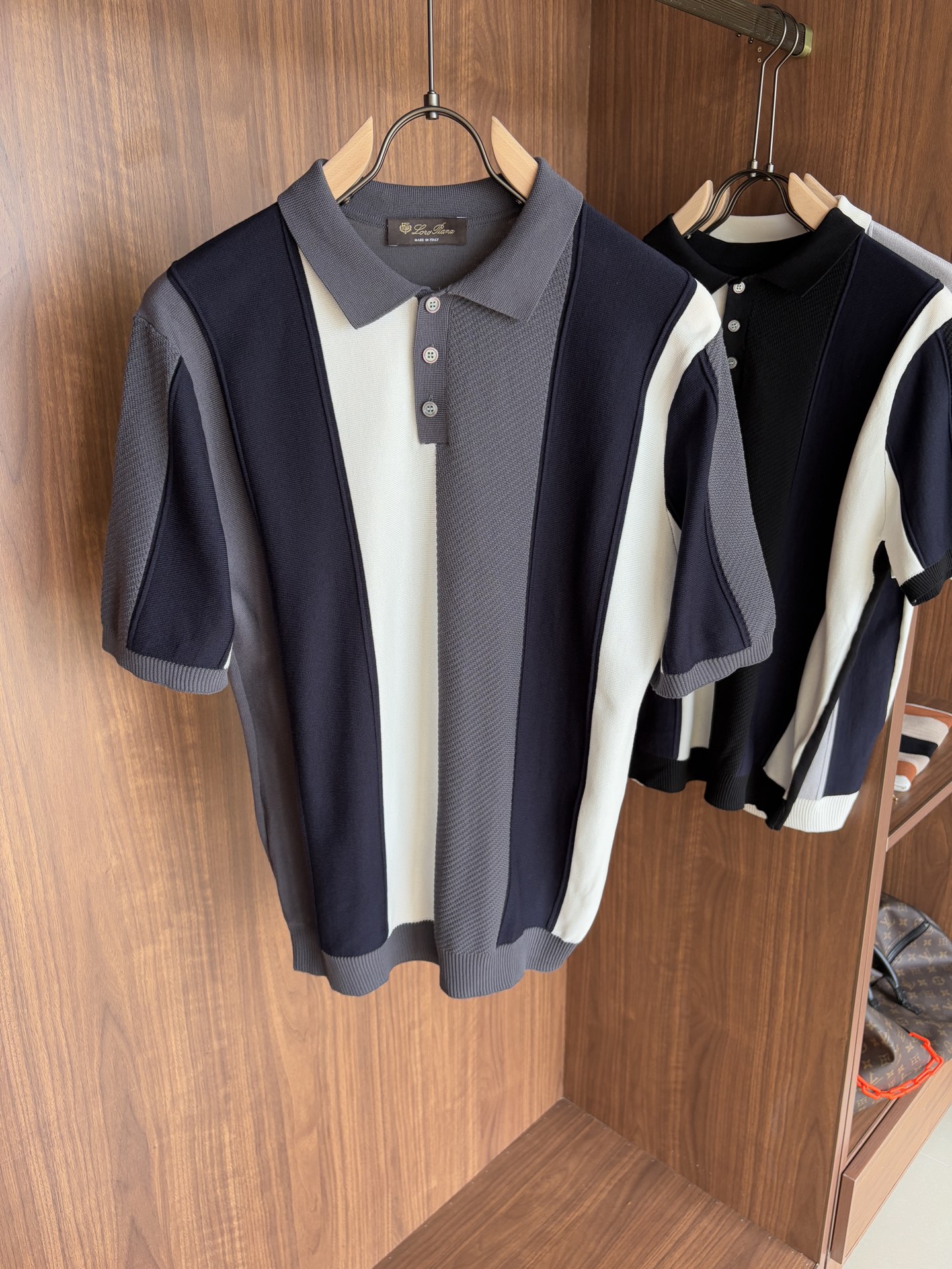 NO:486555,Time-consuming King' diamond jacquard design selects ultra-fine high-quality yarn with goat mulberry silk lapel short-sleeved men's collection 'Time-consuming King' round neck and elegant craftsmanship, which is high-end when touching the skin. Craftsmanship is ingenious and diamond hollow jacquard. The three-dimensional diamond jacquard that takes several months to carve, woven architectural aesthetic texture between warp and weft, and the light and shadow penetrates, showing low-key luxury. Selects ultra-fine high-quality yarn, blending the soft and glutinous skin-friendly of Inner Mongolia white velvet cashmere, and the smooth draping of mulberry silk, light as nothing but luxurious, and wearing it close to the body is like a cloud caress. Classic lattice lapel short-sleeved design Simple lapel outlines neat lines, short-sleeved cut adapts to multiple scenes - layered suits during business meetings show elegance, casual wear reveals gentleman's taste, and the collection style never fades. The ultimate quality of details is verified  Precision turning workers ensure that the seams are flat and the bone position is reinforced and durable without deformation; the neckline threads have been washed and tested, and they are still as crisp as new as they are worn for a long time, and every detail is a testimony of 'time-consuming'. Number M-3XL, T-shirt, business suit, alexander wang19860909耗时王”菱形提花设计甄选超细优质纱线含山羊桑蚕丝翻领短袖男士典藏款「耗时王」圆领奢雅工艺,触肤即高阶. 匠心底蕴菱形镂空提花 耗时数月雕琢的立体菱形提花,经纬间织就建筑美学肌理,光影穿透时显隐交错,举手投足尽展低调奢华. 甄选超细优质纱线,融合内蒙古白绒山羊绒的软糯亲肤,与桑蚕丝的柔滑垂坠,轻若无物却奢感天成,贴身穿着如云端轻抚. 经典型格翻领短袖设计 简约翻领勾勒利落线条,短袖剪裁适配多场景——商务会晤时叠搭西装显儒雅,休闲时光单穿流露绅士品味,典藏款型永不褪色. 细节至臻品质见证 精密车工确保接缝平整,骨位加固耐穿不变形；领口螺纹经水洗测试,久穿仍挺括如新,每一处细节皆为「耗时」证言. 码数M-3XL,,T-shirt,business suit,alexander wang,Men's clothing