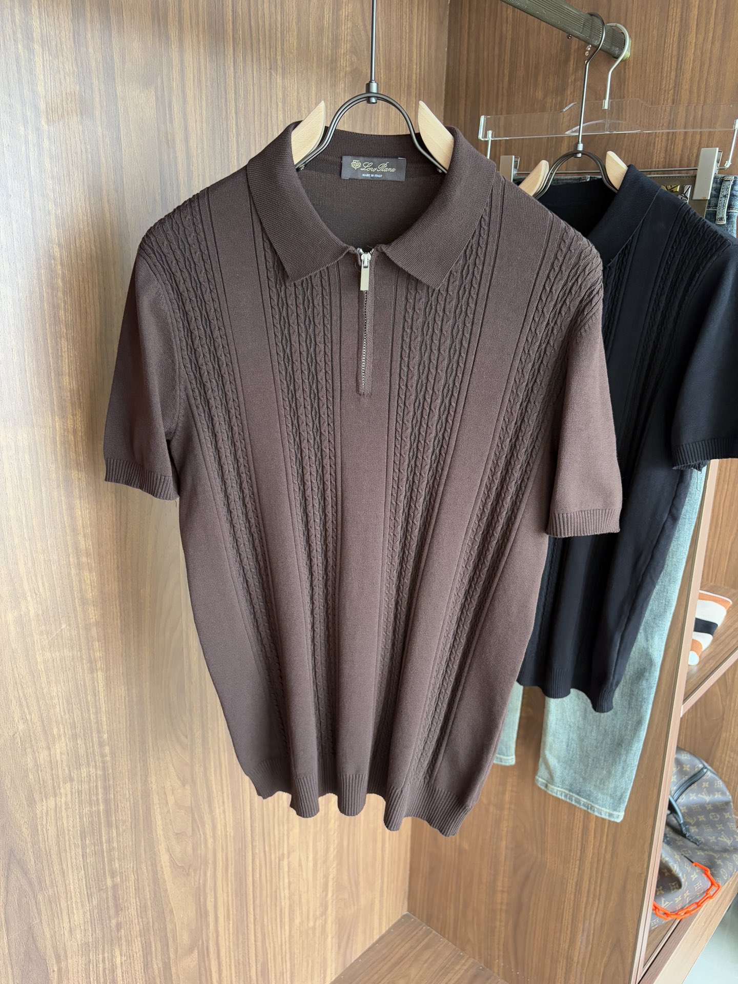 NO:475507,Time-consuming King' diamond jacquard design selects ultra-fine high-quality yarn with goat mulberry silk lapel short-sleeved men's collection 'Time-consuming King' round neck and elegant craftsmanship, which is high-end when touching the skin. Craftsmanship is ingenious and diamond hollow jacquard. The three-dimensional diamond jacquard that takes several months to carve, woven architectural aesthetic texture between warp and weft, and the light and shadow penetrates, showing low-key luxury. Selects ultra-fine high-quality yarn, blending the soft and glutinous skin-friendly of Inner Mongolia white velvet cashmere, and the smooth draping of mulberry silk, light as nothing but luxurious, and wearing it close to the body is like a cloud caress. Classic lattice lapel short-sleeved design Simple lapel outlines neat lines, short-sleeved cut adapts to multiple scenes - layered suits during business meetings show elegance, casual wear reveals gentleman's taste, and the collection style never fades. The ultimate quality of details is verified  Precision turning workers ensure that the seams are flat and the bone position is reinforced and durable without deformation; the neckline threads have been washed and tested, and they are still as crisp as new as they are worn for a long time, and every detail is a testimony of 'time-consuming'. Number M-3XL, T-shirt, business suit, alexander wang19860909耗时王”菱形提花设计甄选超细优质纱线含山羊桑蚕丝翻领短袖男士典藏款「耗时王」圆领奢雅工艺,触肤即高阶. 匠心底蕴菱形镂空提花 耗时数月雕琢的立体菱形提花,经纬间织就建筑美学肌理,光影穿透时显隐交错,举手投足尽展低调奢华. 甄选超细优质纱线,融合内蒙古白绒山羊绒的软糯亲肤,与桑蚕丝的柔滑垂坠,轻若无物却奢感天成,贴身穿着如云端轻抚. 经典型格翻领短袖设计 简约翻领勾勒利落线条,短袖剪裁适配多场景——商务会晤时叠搭西装显儒雅,休闲时光单穿流露绅士品味,典藏款型永不褪色. 细节至臻品质见证 精密车工确保接缝平整,骨位加固耐穿不变形；领口螺纹经水洗测试,久穿仍挺括如新,每一处细节皆为「耗时」证言. 码数M-3XL,,T-shirt,business suit,alexander wang,Men's clothing