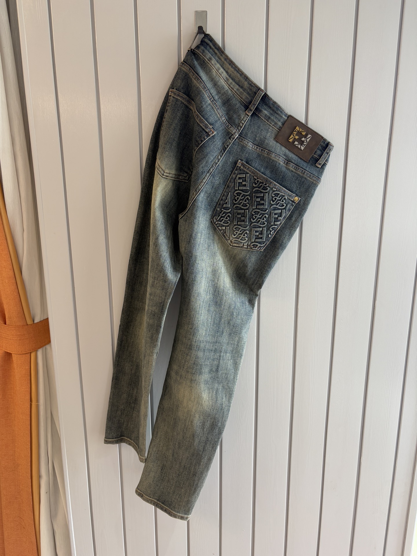 NO:470296,A super stylish jeans, customized original washing denim fabric, unique design, top-grade embroidery craft letter pattern logo, original hardware and auxiliary decoration, an extremely superior jeans, the materials and craftsmanship are extremely luxurious and exquisite, the grade is extremely high, the upper body is handsome and stylish, recommended, 005 yards 29-38 without 35; 37, jeans, alexander wang19860909超级有范儿的一款牛仔裤,定制原版水洗牛仔面料,独特设计,顶级刺绣工艺字母图案logo,原版五金辅料装饰,极为翘楚的一款牛仔裤,用料与工艺都极致奢华精湛,档次极高,上身帅气有型,推荐,005码数29-38没35；37,,jeans,alexander wang,Men's clothing