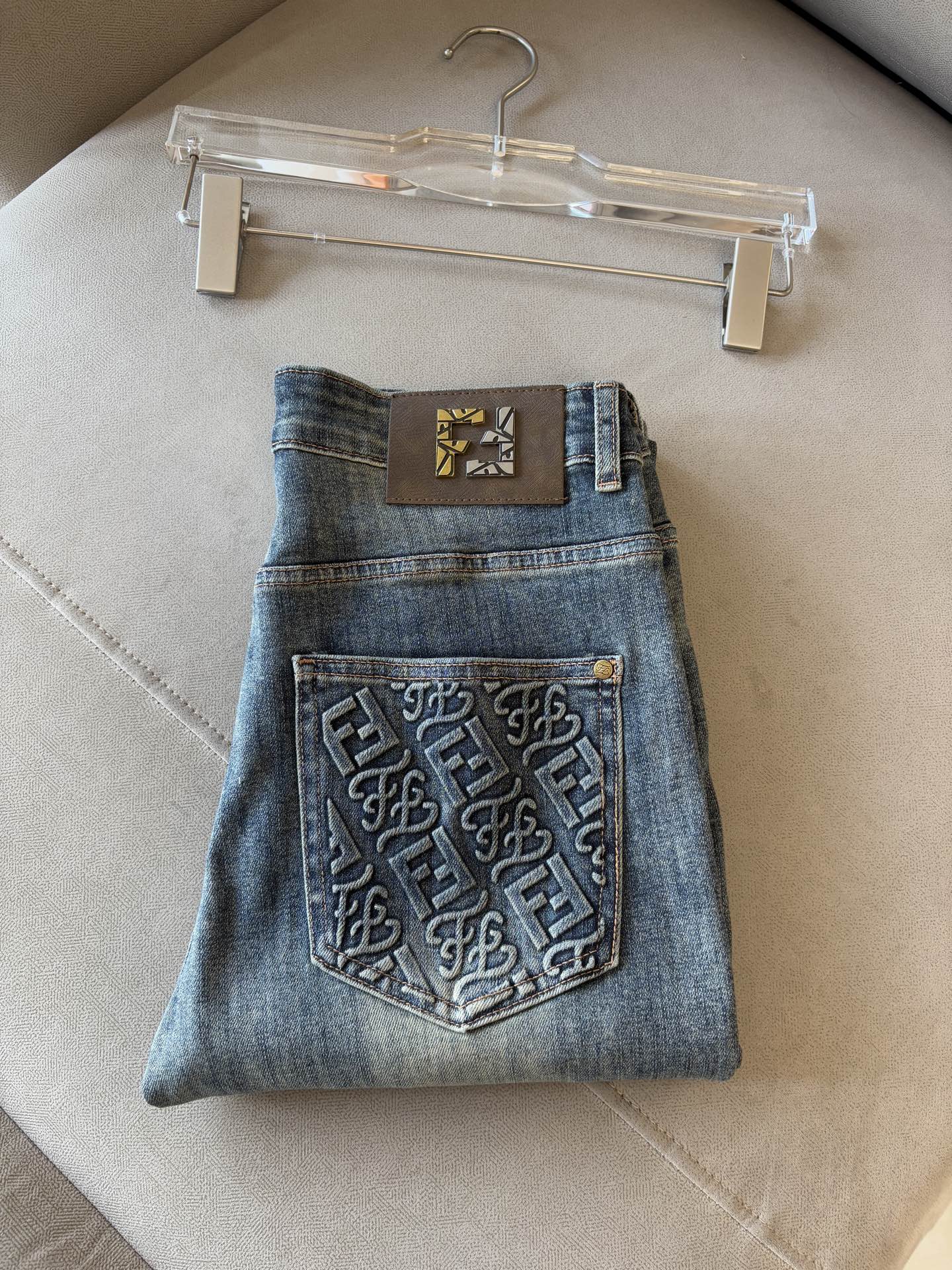 NO:475515,A super stylish jeans, customized original washing denim fabric, unique design, top-grade embroidery craft letter pattern logo, original hardware and auxiliary decoration, an extremely superior jeans, the materials and craftsmanship are extremely luxurious and exquisite, the grade is extremely high, the upper body is handsome and stylish, recommended, 005 yards 29-38 without 35; 37, jeans, alexander wang19860909超级有范儿的一款牛仔裤,定制原版水洗牛仔面料,独特设计,顶级刺绣工艺字母图案logo,原版五金辅料装饰,极为翘楚的一款牛仔裤,用料与工艺都极致奢华精湛,档次极高,上身帅气有型,推荐,005码数29-38没35；37,,jeans,alexander wang,Men's clothing