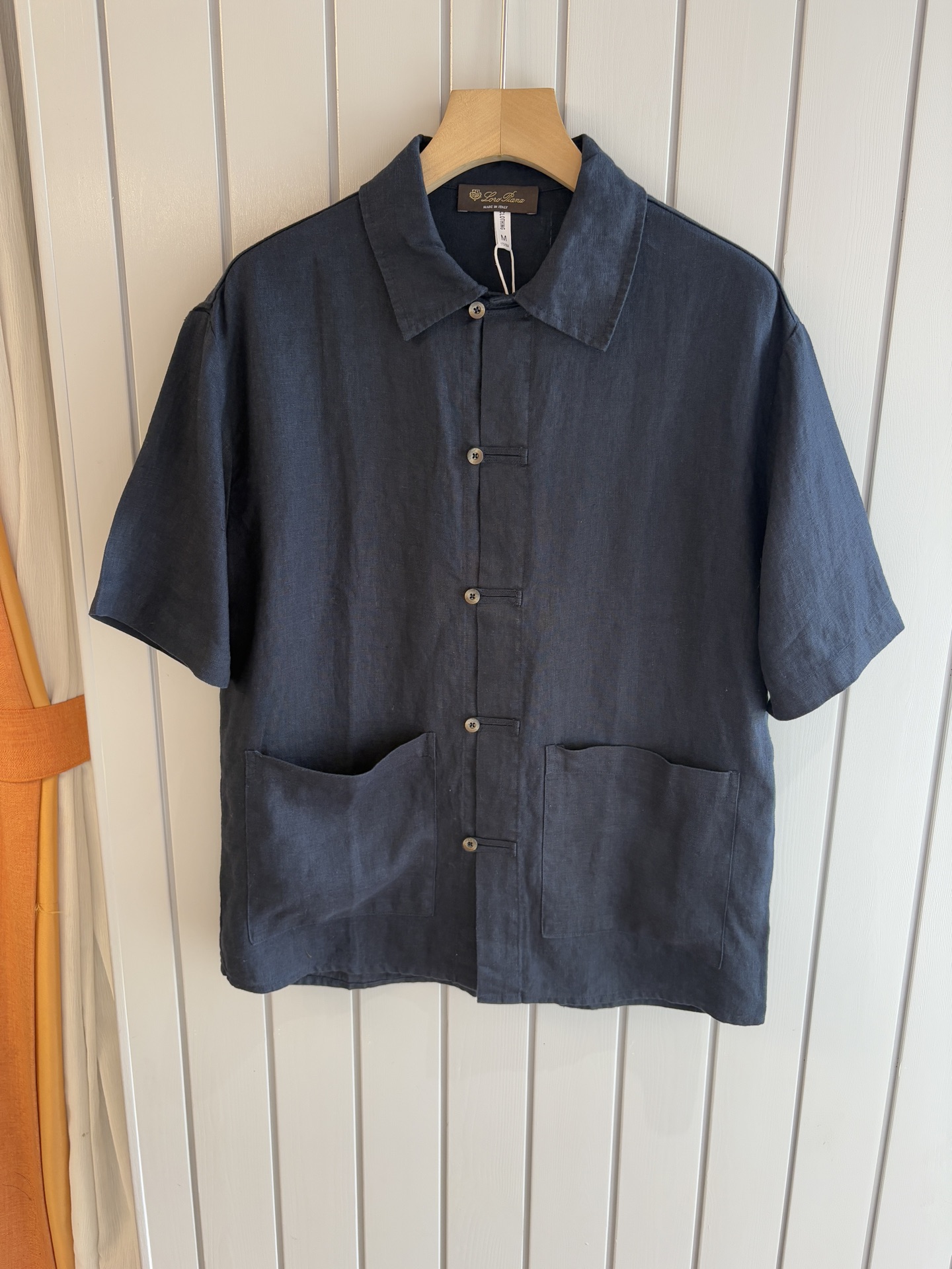 NO:469598,L linen men's short sleeves, the ceiling of men's clothing industry, this lapel linen shirt has a delicate craftsmanship precision for each needle, completely different from ordinary fabric cutting. The lines are smooth, the style is crisp, perfectly modifying the body, and the classic lapel design is simple but not atmospheric. The texture is silky, close to the body, skin-friendly and breathable!  Whether it is daily going out or business leisure, you can easily control it, demonstrating the elegant temperament of a man!  Code number M-3XL (48-56), loro piana, T-shirt, alexander wang19860909L亚麻男士短袖,男装界的天花板,这款翻领麻料衫短袖精准到每一针的细腻工艺,完全区别于普通面料裁剪.线条流畅,版型挺括,完美修饰身形,经典翻领设计,简约而不失大气.质感丝滑,贴身亲肤透气！无论是日常出街还是商务休闲,都能轻松驾驭,彰显男士优雅气质！ 码数M-3XL（48-56）,,loro piana,T-shirt,alexander wang,Men's clothing