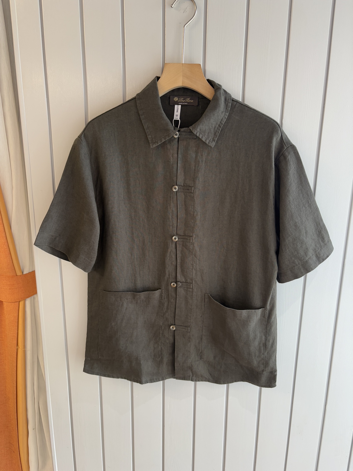 NO:458809,220L30 linen men's short sleeves, the ceiling of men's clothing industry, this lapel linen shirt has a delicate craftsmanship precision for each needle, completely different from ordinary fabric cutting. The lines are smooth, the style is crisp, perfectly modifying the body, and the classic lapel design is simple but not atmospheric. The texture is silky, close to the body, skin-friendly and breathable!  Whether it is daily going out or business leisure, you can easily control it, demonstrating the elegant temperament of a man!  Code number M-3XL (48-56), loro piana, T-shirt, alexander wang19860909220L30亚麻男士短袖,男装界的天花板,这款翻领麻料衫短袖精准到每一针的细腻工艺,完全区别于普通面料裁剪.线条流畅,版型挺括,完美修饰身形,经典翻领设计,简约而不失大气.质感丝滑,贴身亲肤透气！无论是日常出街还是商务休闲,都能轻松驾驭,彰显男士优雅气质！ 码数M-3XL（48-56）,,loro piana,T-shirt,alexander wang,Men's clothing