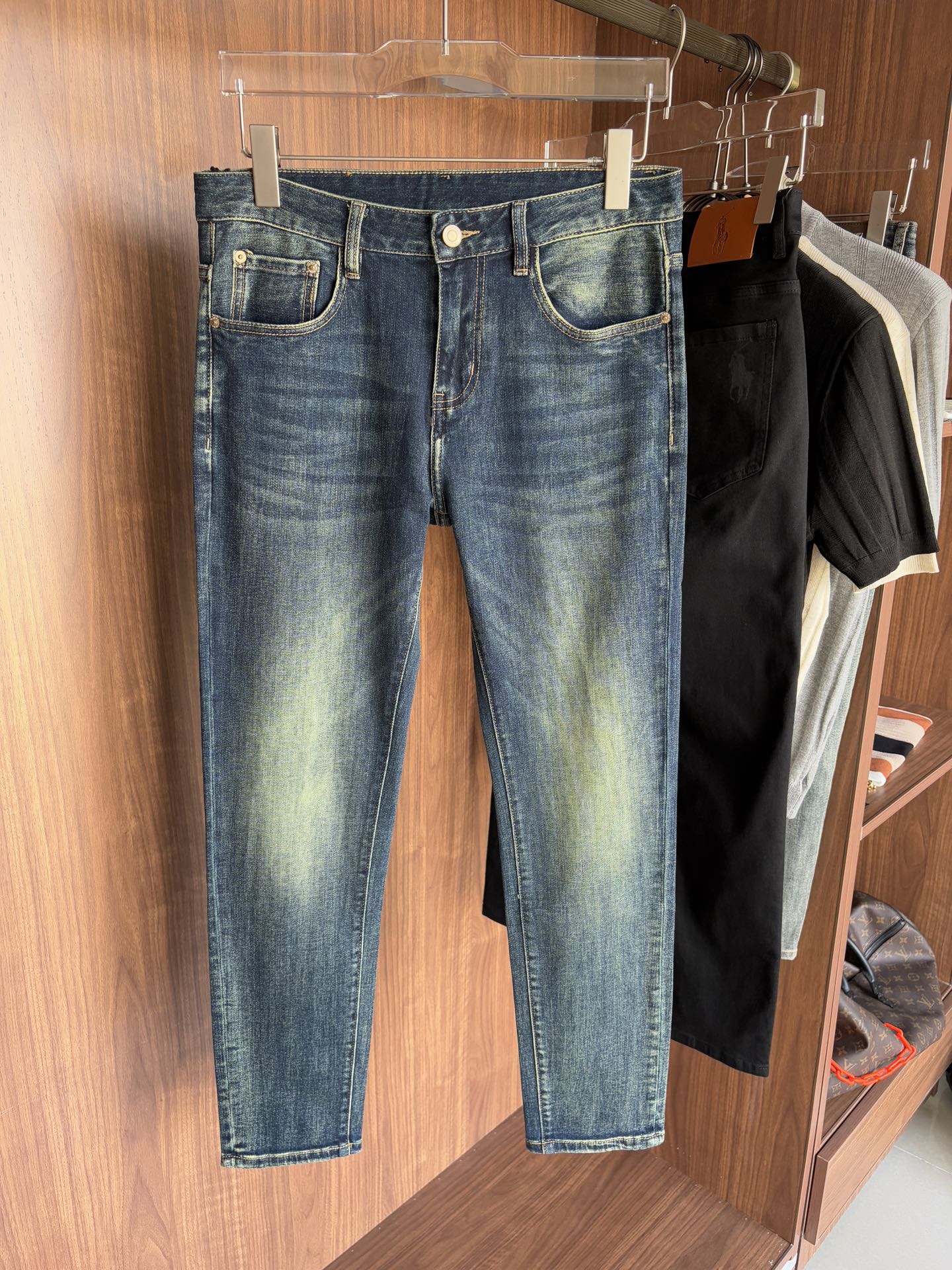 Luxurious Custom-Made Classy Jeans with Top-Level Embroidery and Hardware Accelerator - 图片 2