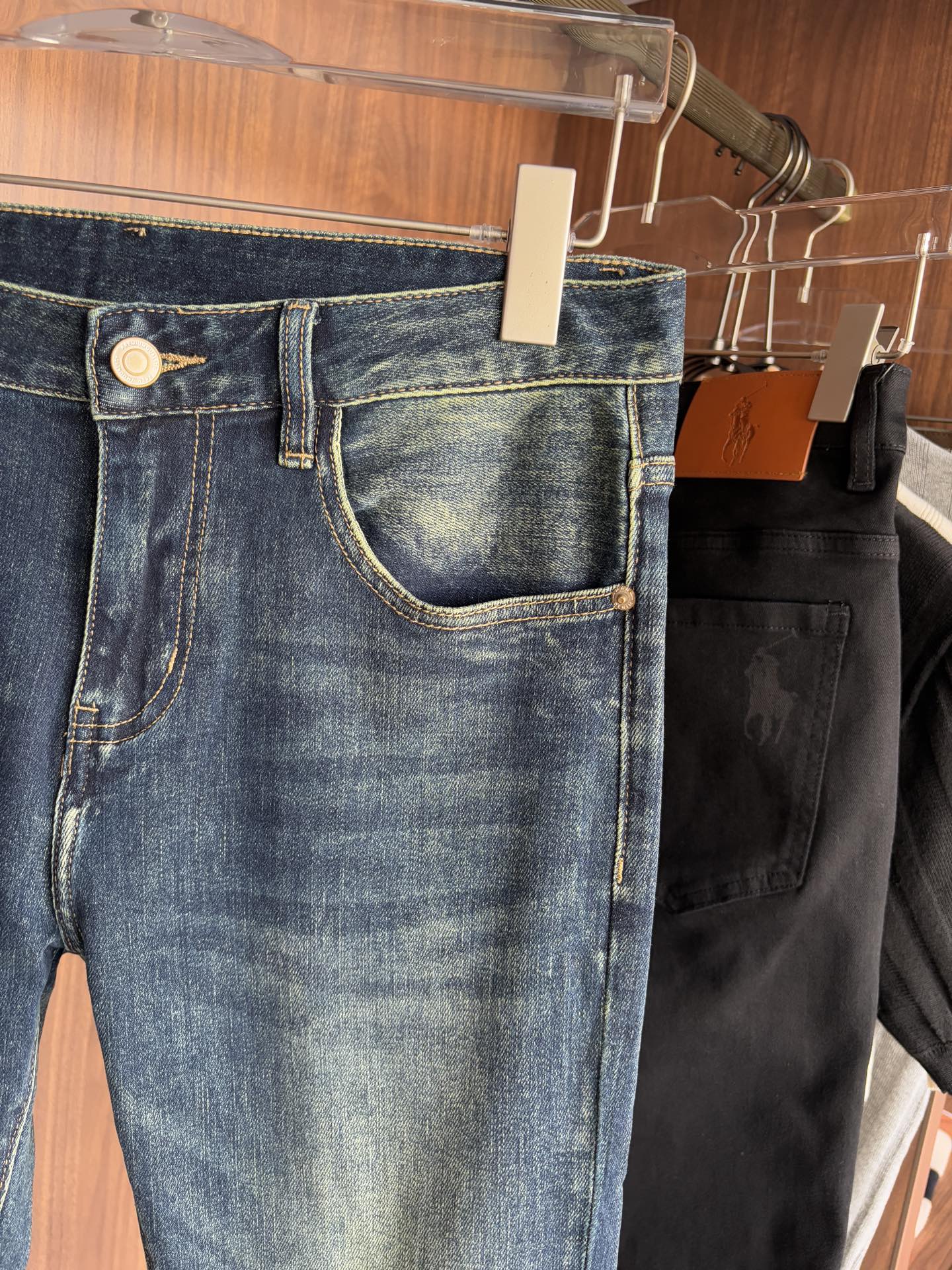 Luxurious Custom-Made Classy Jeans with Top-Level Embroidery and Hardware Accelerator - 图片 5