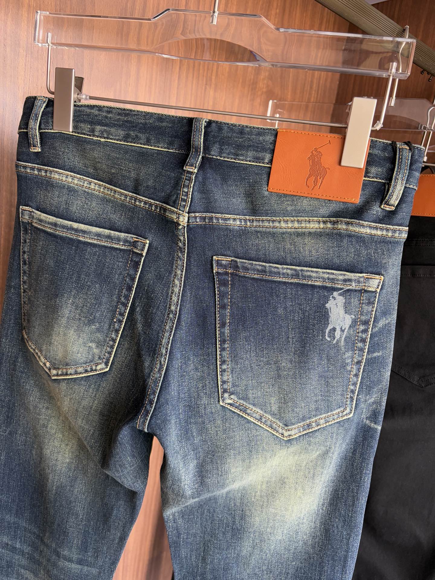 Luxurious Custom-Made Classy Jeans with Top-Level Embroidery and Hardware Accelerator - 图片 8