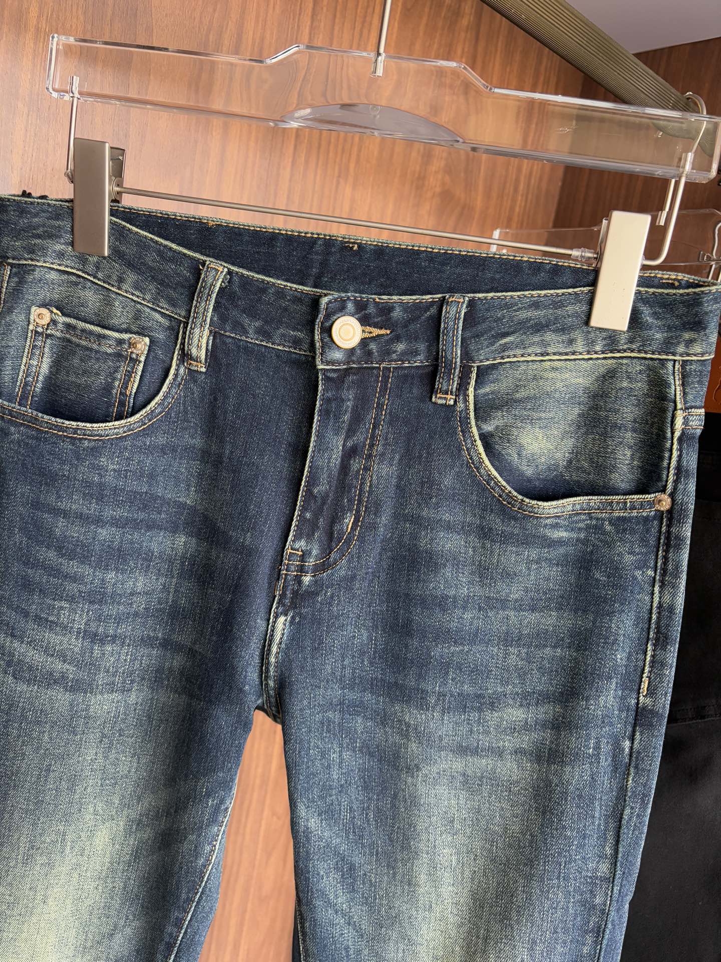 Luxurious Custom-Made Classy Jeans with Top-Level Embroidery and Hardware Accelerator - 图片 4