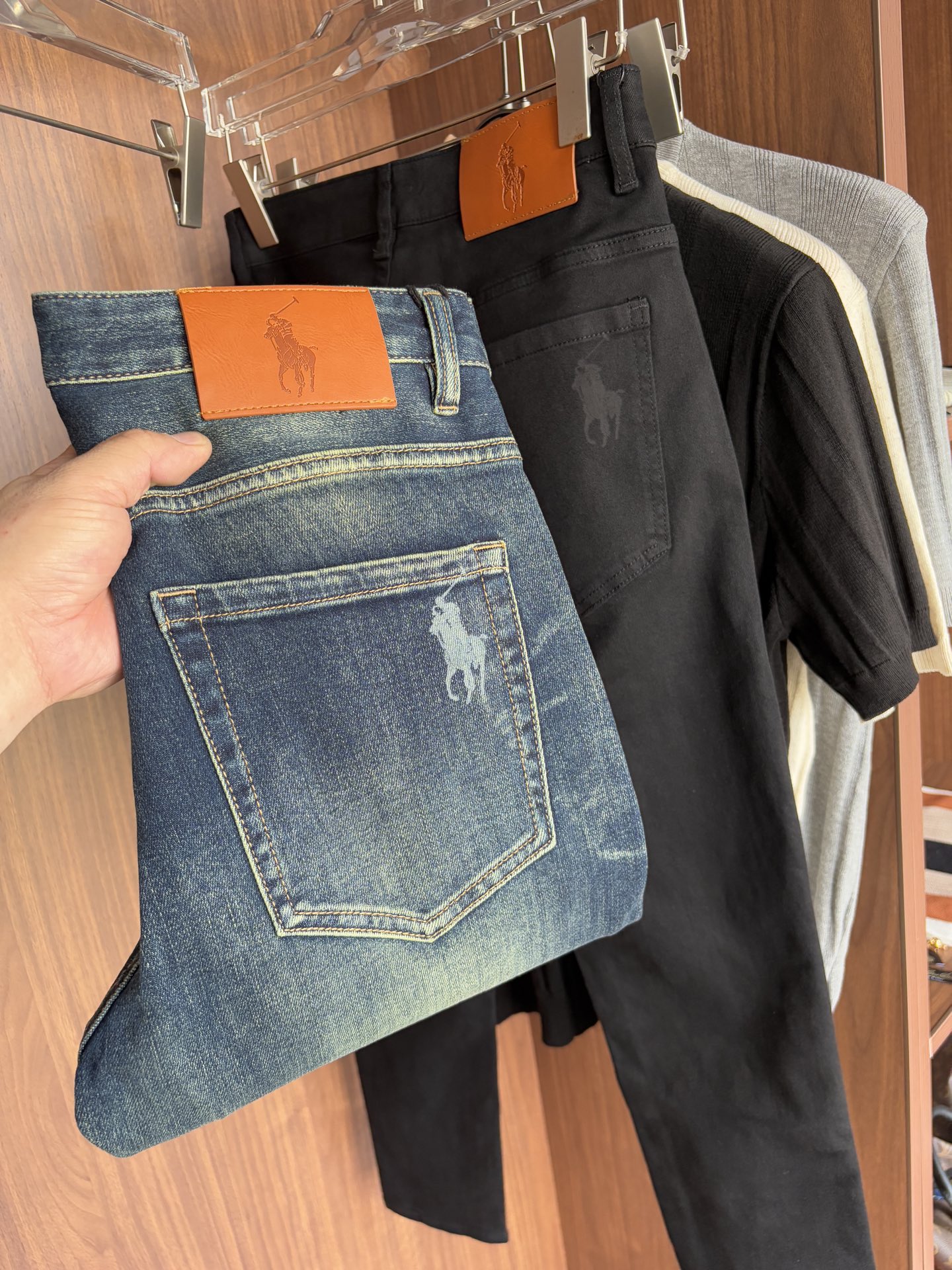 Luxurious Custom-Made Classy Jeans with Top-Level Embroidery and Hardware Accelerator - 图片 1