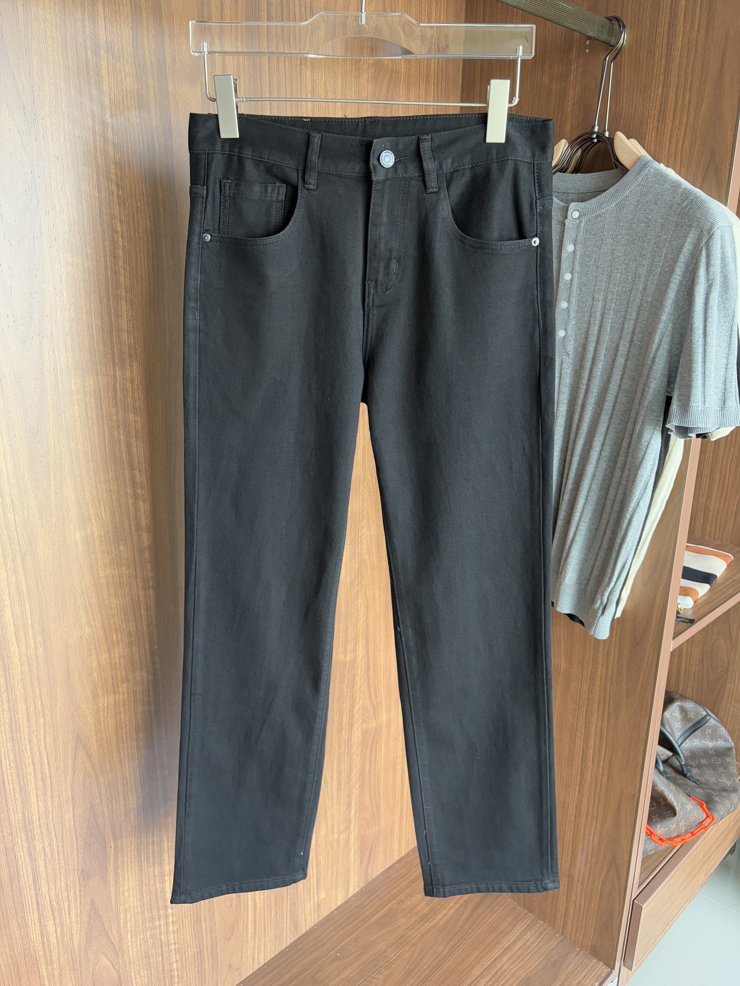 Luxurious Custom Water-Washed Jeans with Top-Level Embroidery and Unique Design - 图片 2