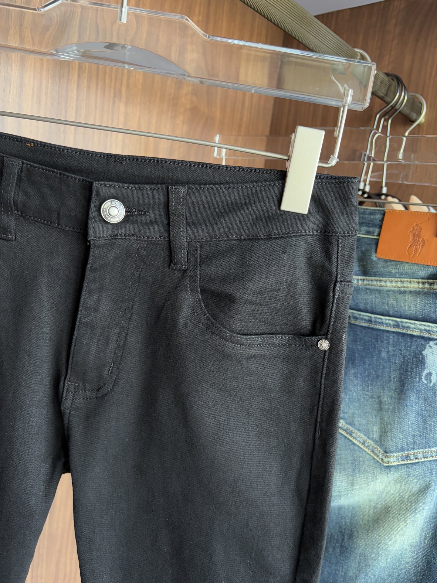 Luxurious Custom-Made Jeans with Unique Design and Top-Level Embroidery - 图片 5