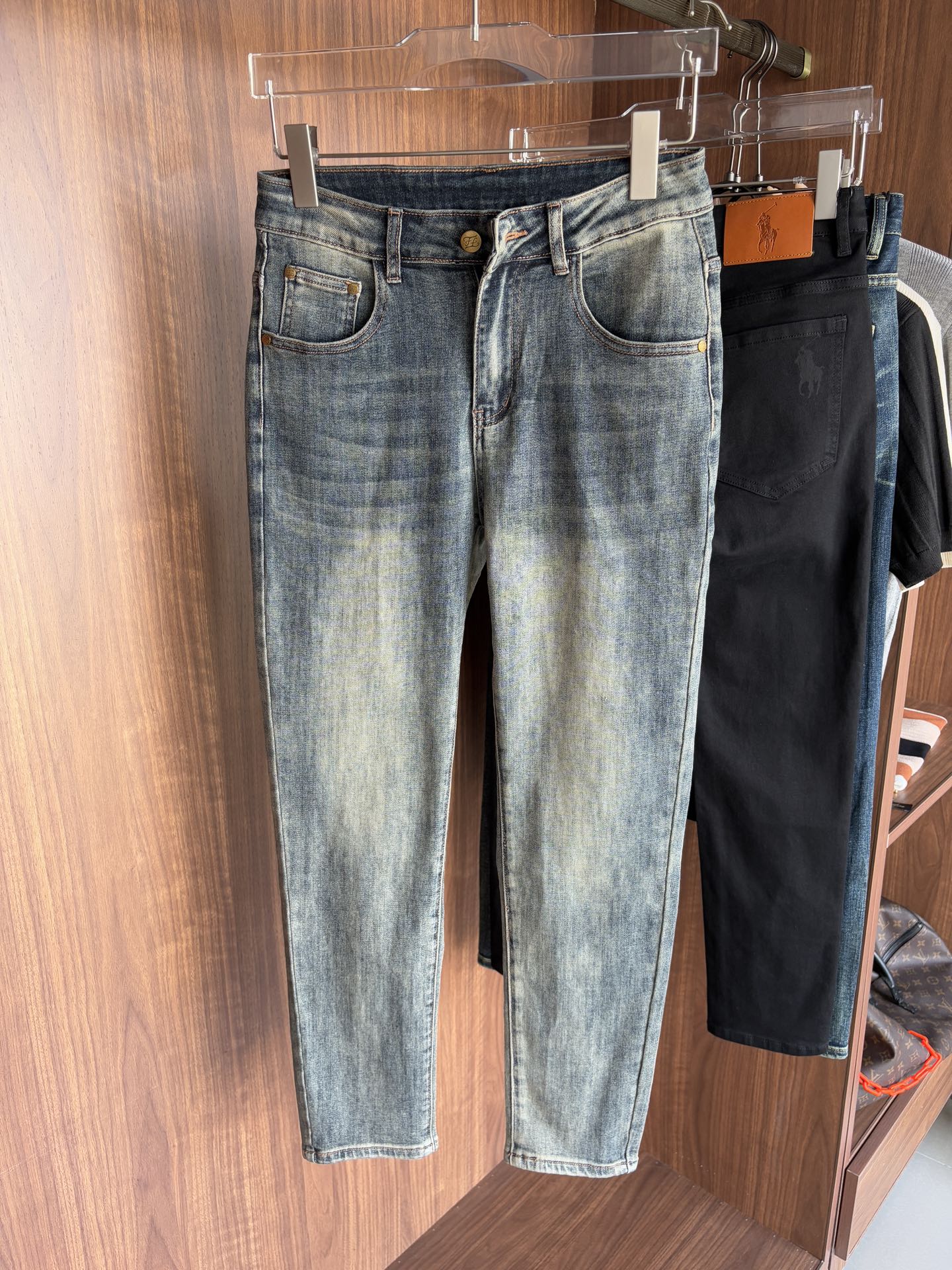 “Original Water-Washing Jeans: Classy Design with Top-Level Embroidery and Hardware” - 图片 2
