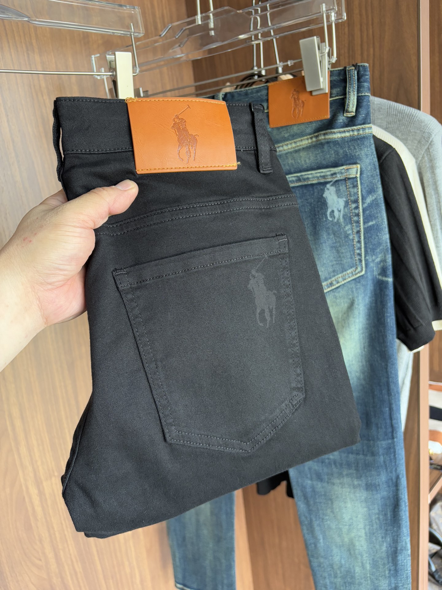 Luxurious Custom-Made Jeans with Unique Design and Top-Level Embroidery - 图片 1
