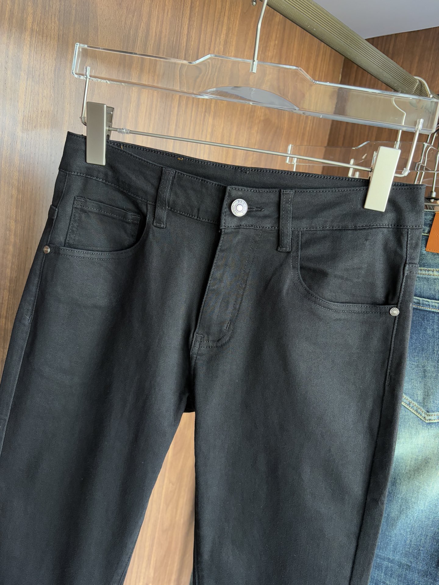 Luxurious Custom-Made Jeans with Unique Design and Top-Level Embroidery - 图片 4