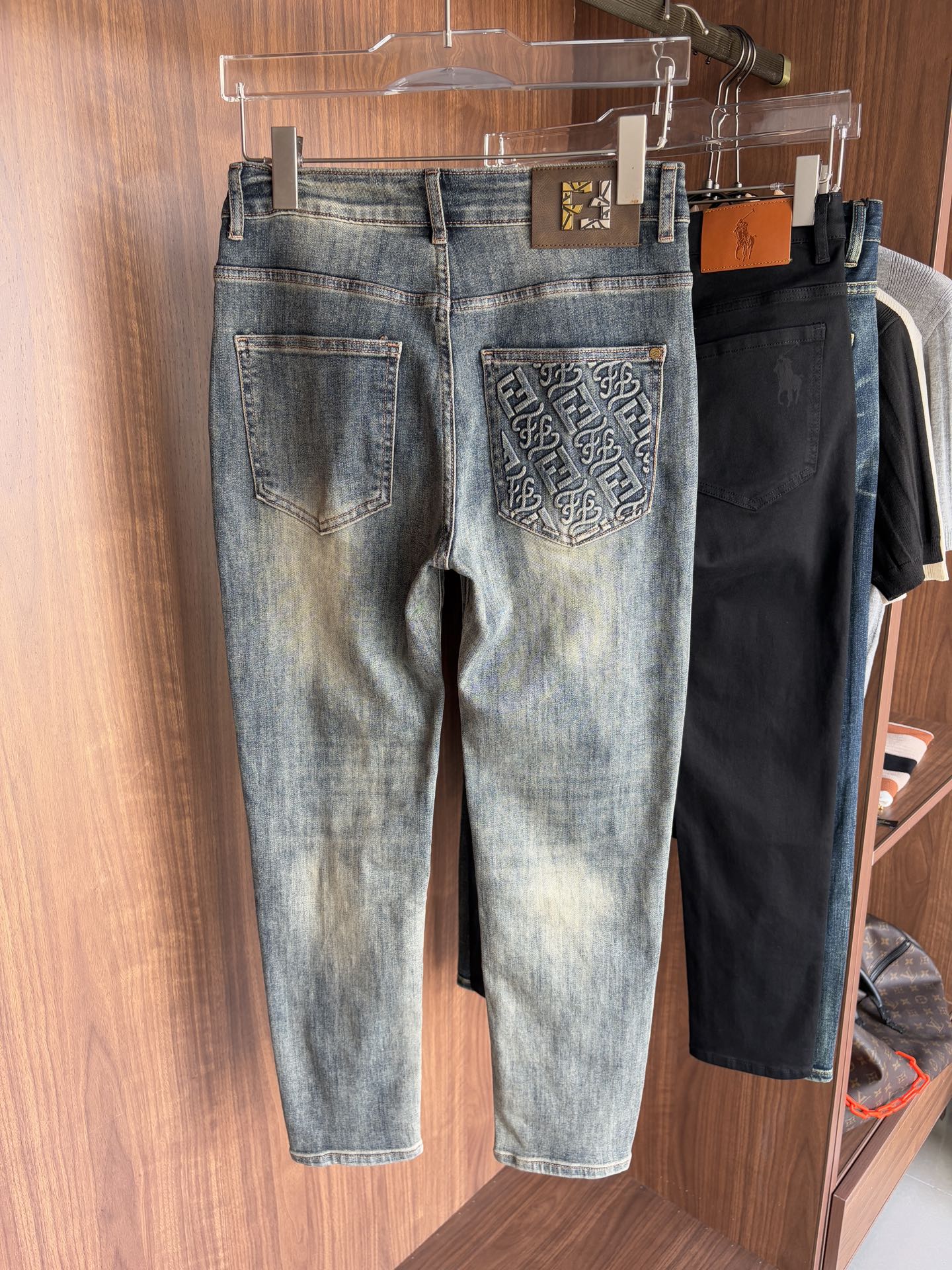 “Original Water-Washing Jeans: Classy Design with Top-Level Embroidery and Hardware” - 图片 3