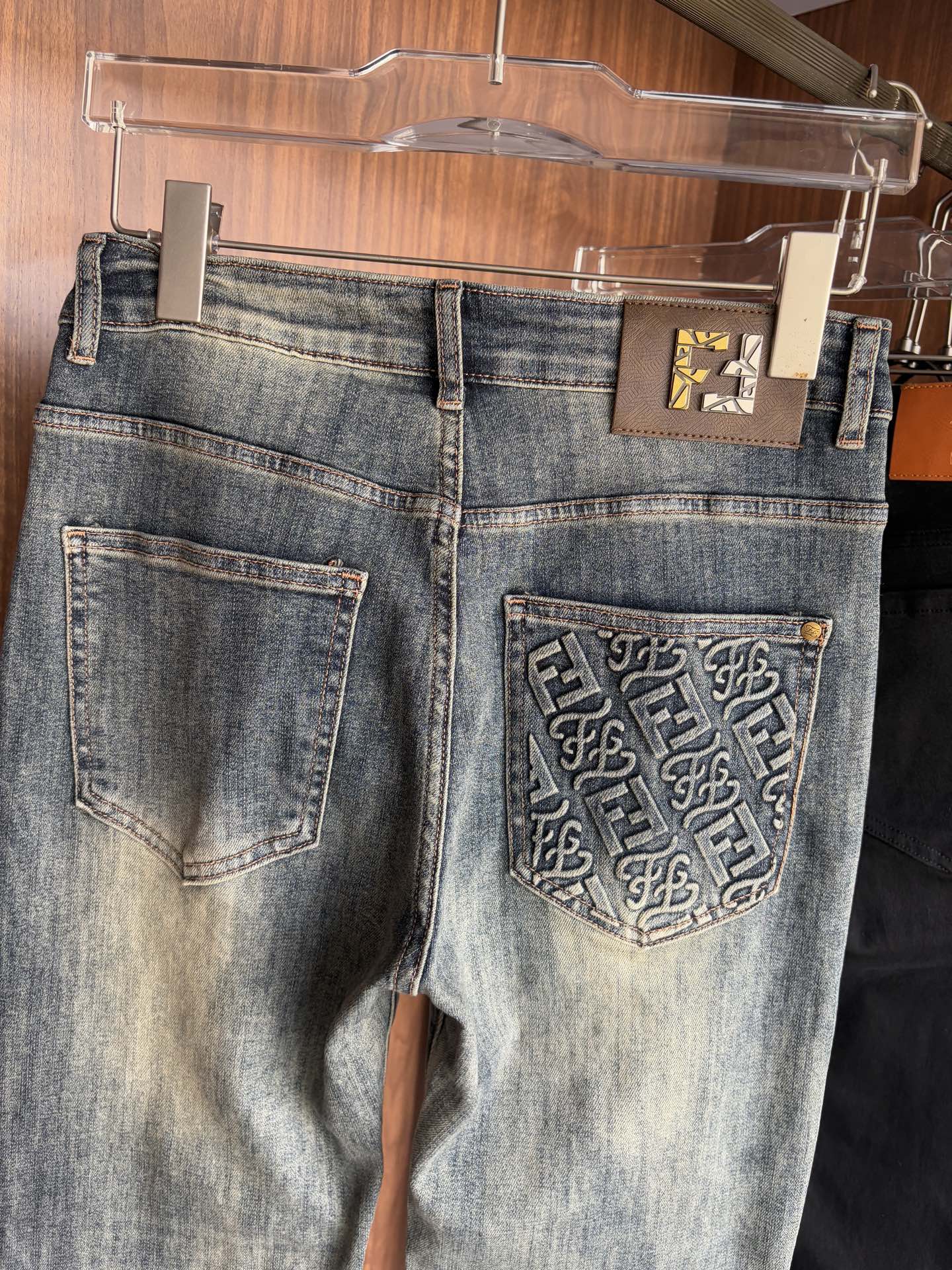 “Original Water-Washing Jeans: Classy Design with Top-Level Embroidery and Hardware” - 图片 8
