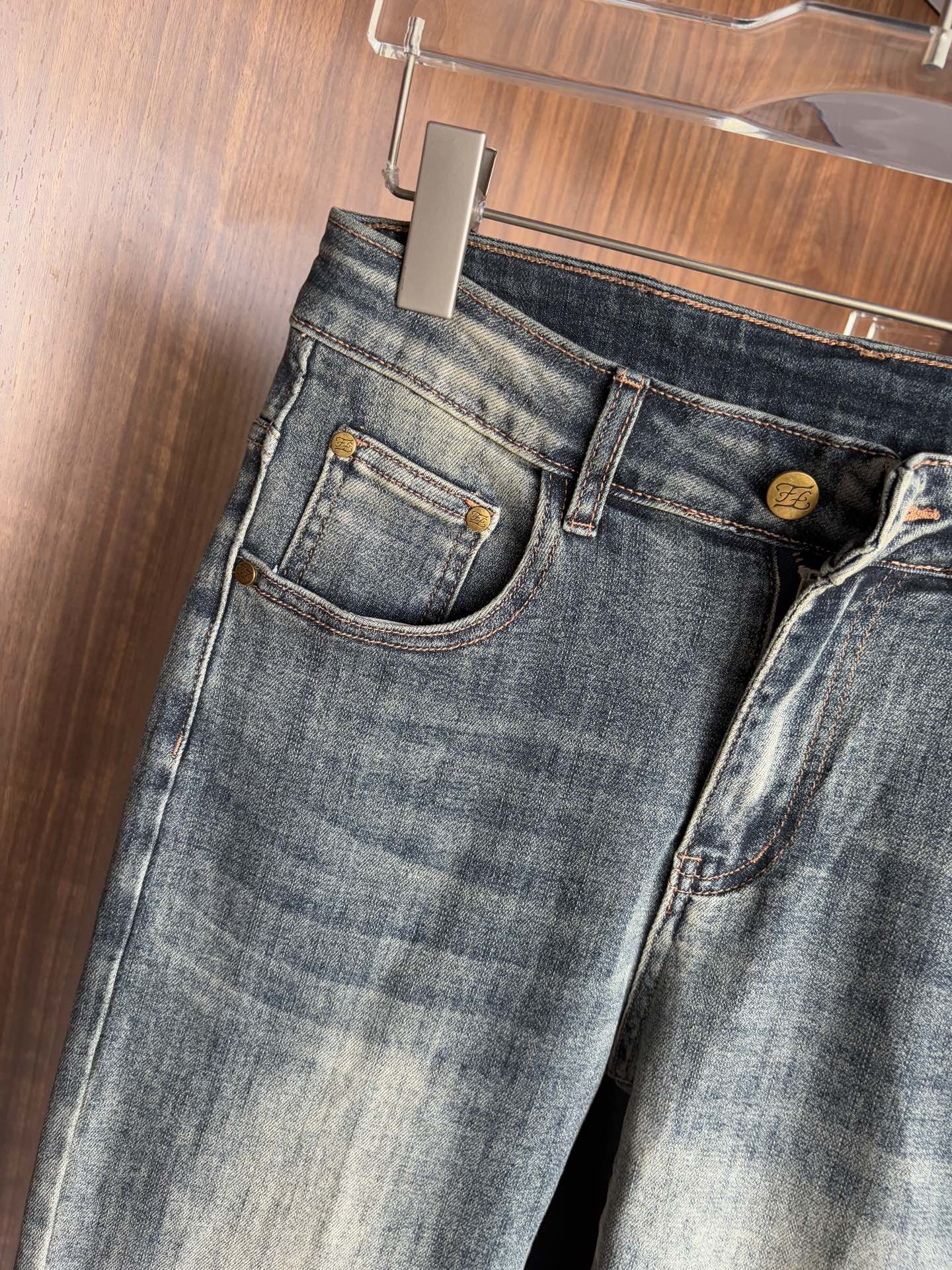 “Original Water-Washing Jeans: Classy Design with Top-Level Embroidery and Hardware” - 图片 5