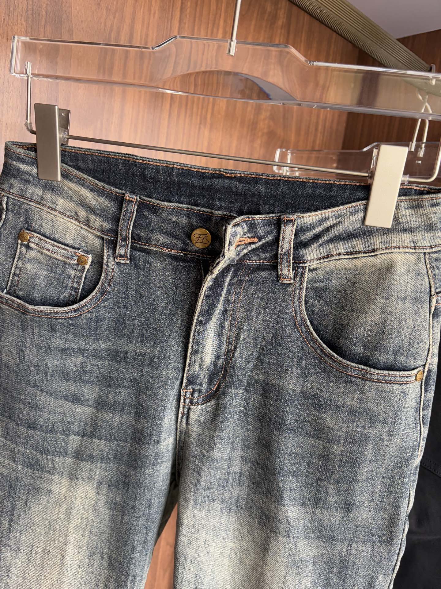 “Original Water-Washing Jeans: Classy Design with Top-Level Embroidery and Hardware” - 图片 4