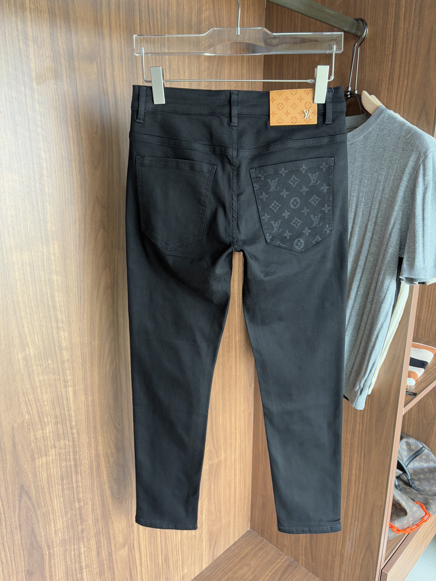 Luxurious Custom Water-Washed Jeans with Top-Level Embroidery and Hardware Accelerator - 图片 3
