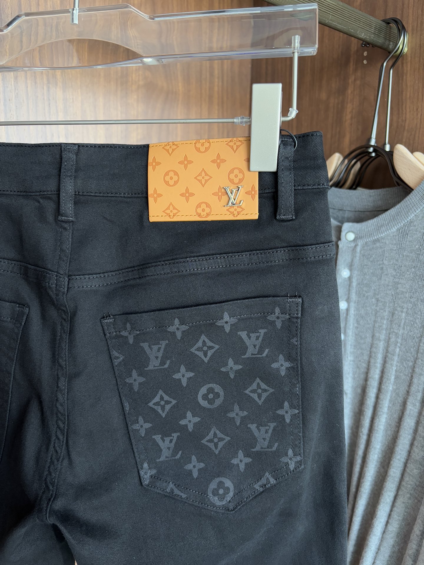 Luxurious Custom Water-Washed Jeans with Top-Level Embroidery and Hardware Accelerator - 图片 9