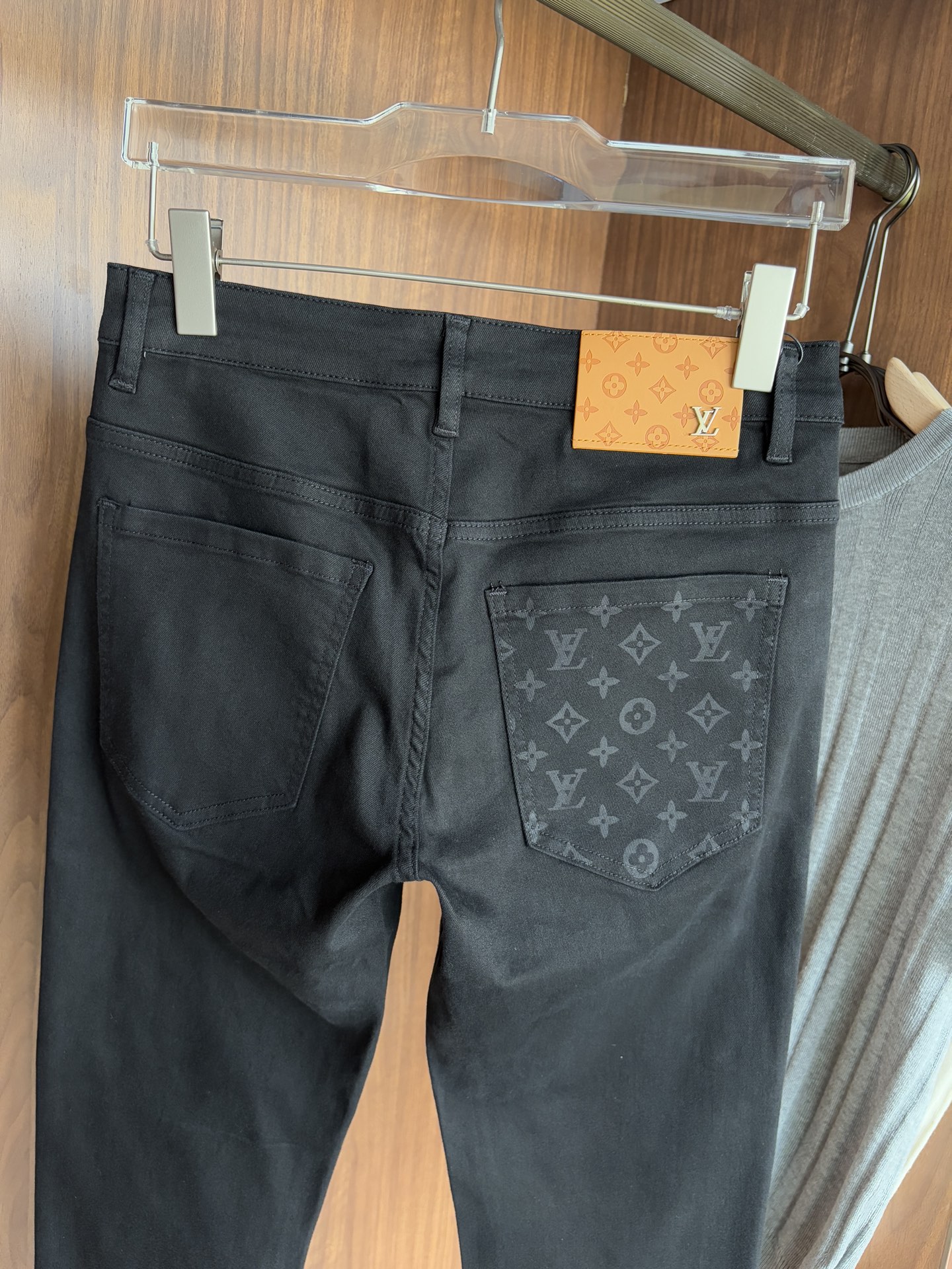 Luxurious Custom Water-Washed Jeans with Top-Level Embroidery and Hardware Accelerator - 图片 8